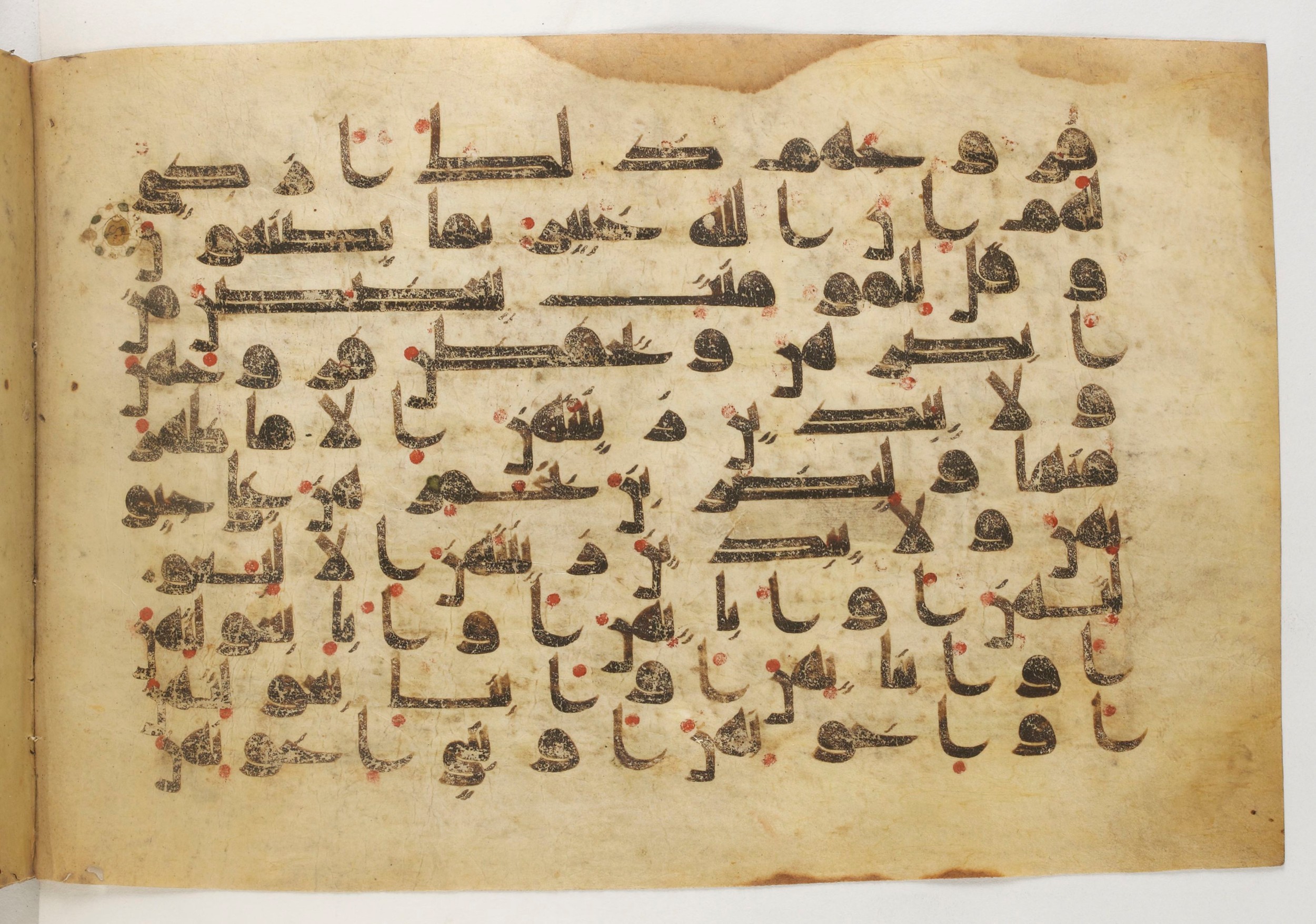 Paris, Bibliothèque nationale de France, Arabe 5179 (a) (Scan 1), in Early Kufic (D.I) script, showing Surah 24:31 from Mid-8th to Mid-9th Century AD found in Fustat (Old Cairo), Egypt, currently housed at Bibliothèque nationale de France, Paris