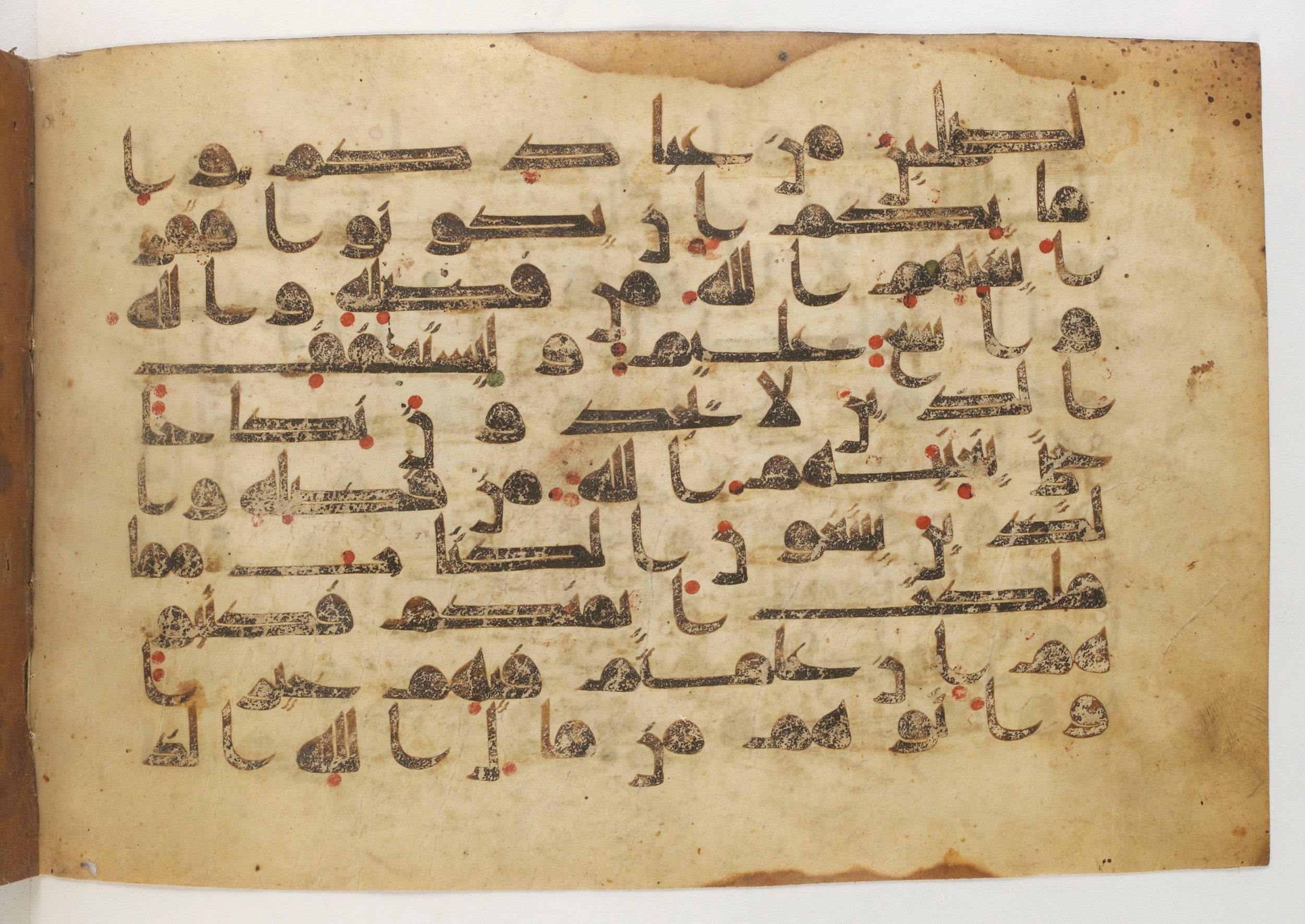 Paris, Bibliothèque nationale de France, Arabe 5179 (a) (Scan 2), in Early Kufic (D.I) script, showing Surah 24:32 from Mid-8th to Mid-9th Century AD found in Fustat (Old Cairo), Egypt, currently housed at Bibliothèque nationale de France, Paris
