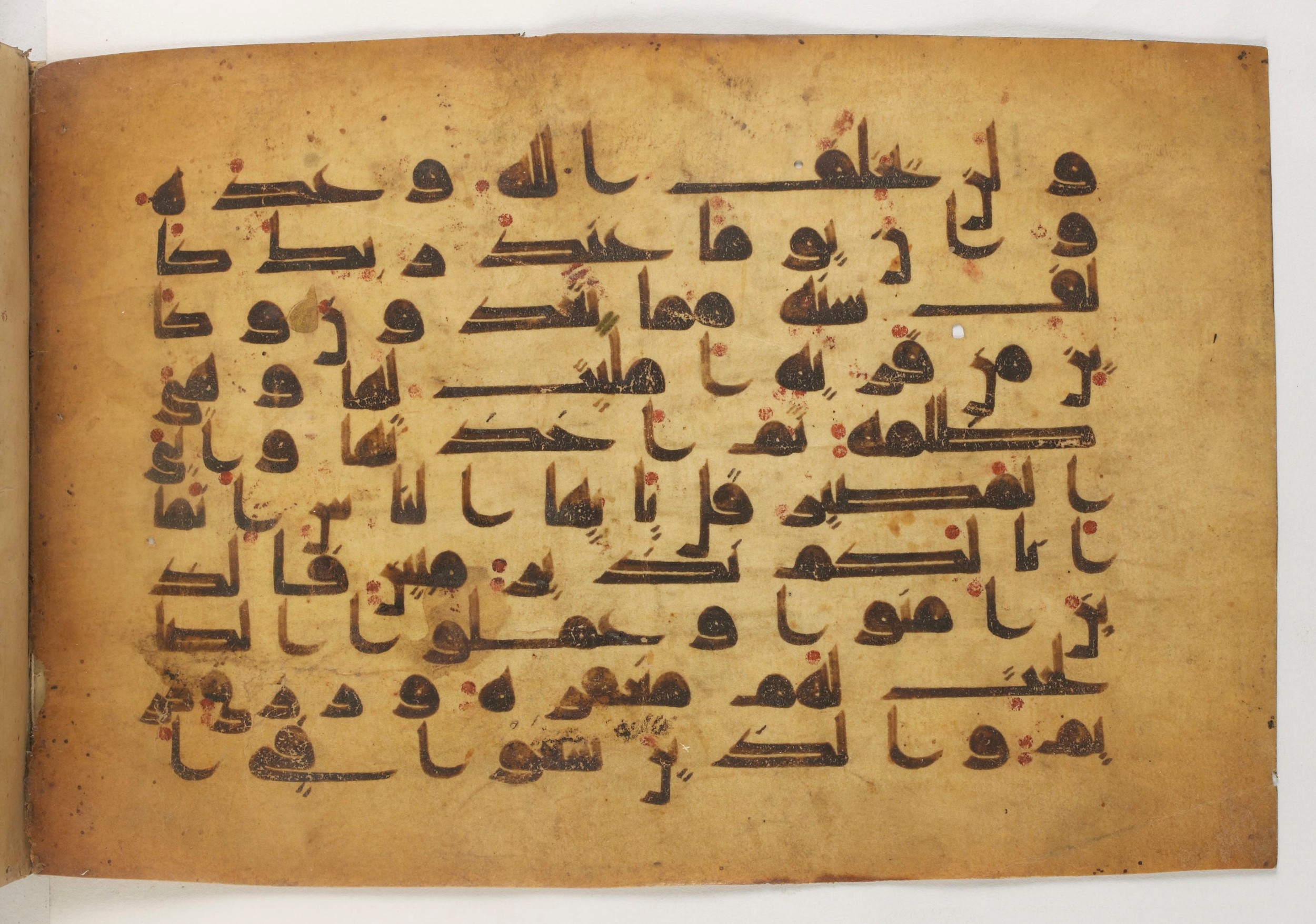 Paris, Bibliothèque nationale de France, Arabe 5179 (a), in Early Kufic (D.I) script, showing Surah 22:49 from Mid-8th to Mid-9th Century AD found in Fustat (Old Cairo), Egypt, currently housed at Bibliothèque nationale de France, Paris