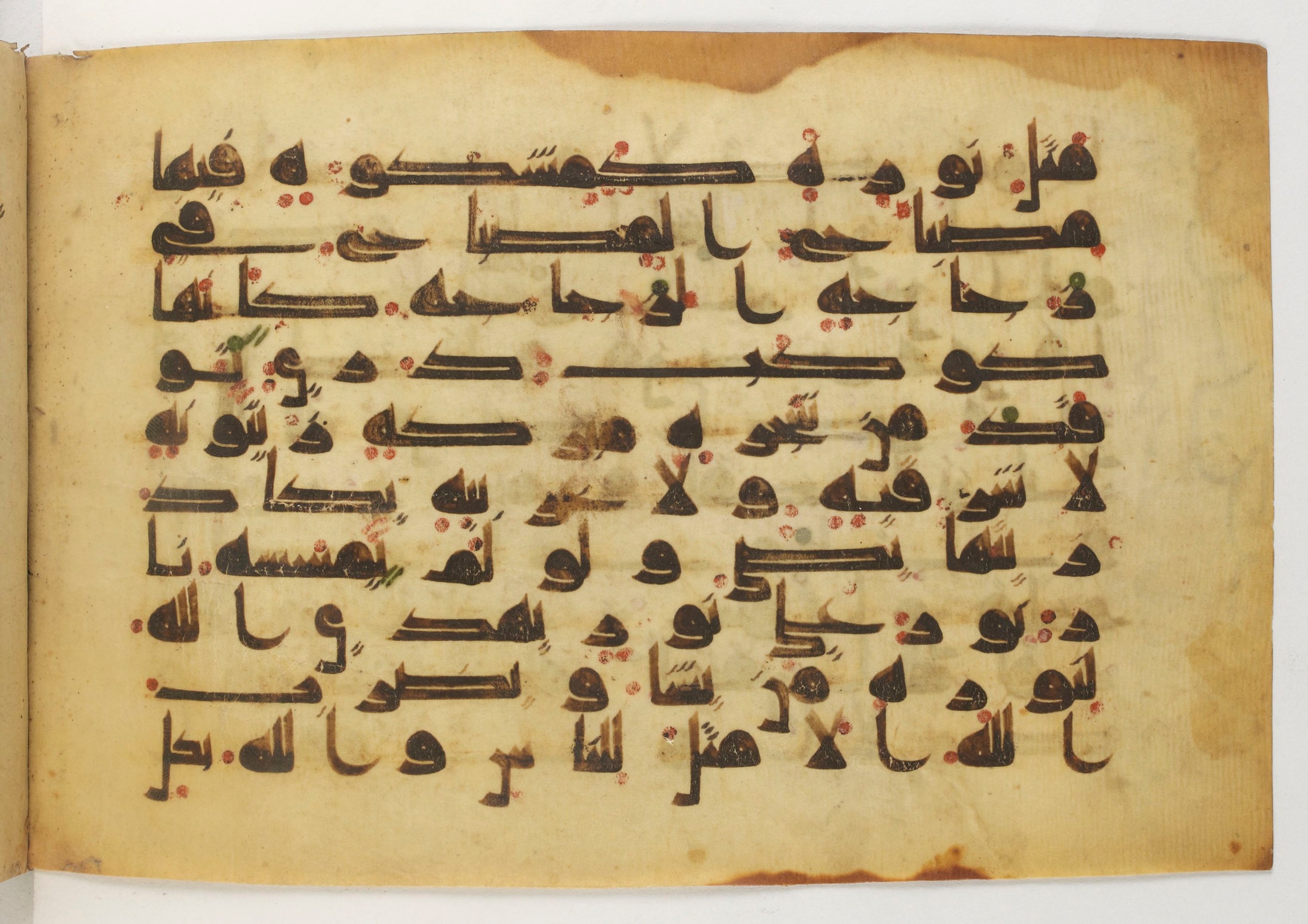 Paris, Bibliothèque nationale de France, Arabe 5179 (a) (Scan 2), in Early Kufic (D.I) script, showing Surah 24:35 from Mid-8th to Mid-9th Century AD found in Fustat (Old Cairo), Egypt, currently housed at Bibliothèque nationale de France, Paris