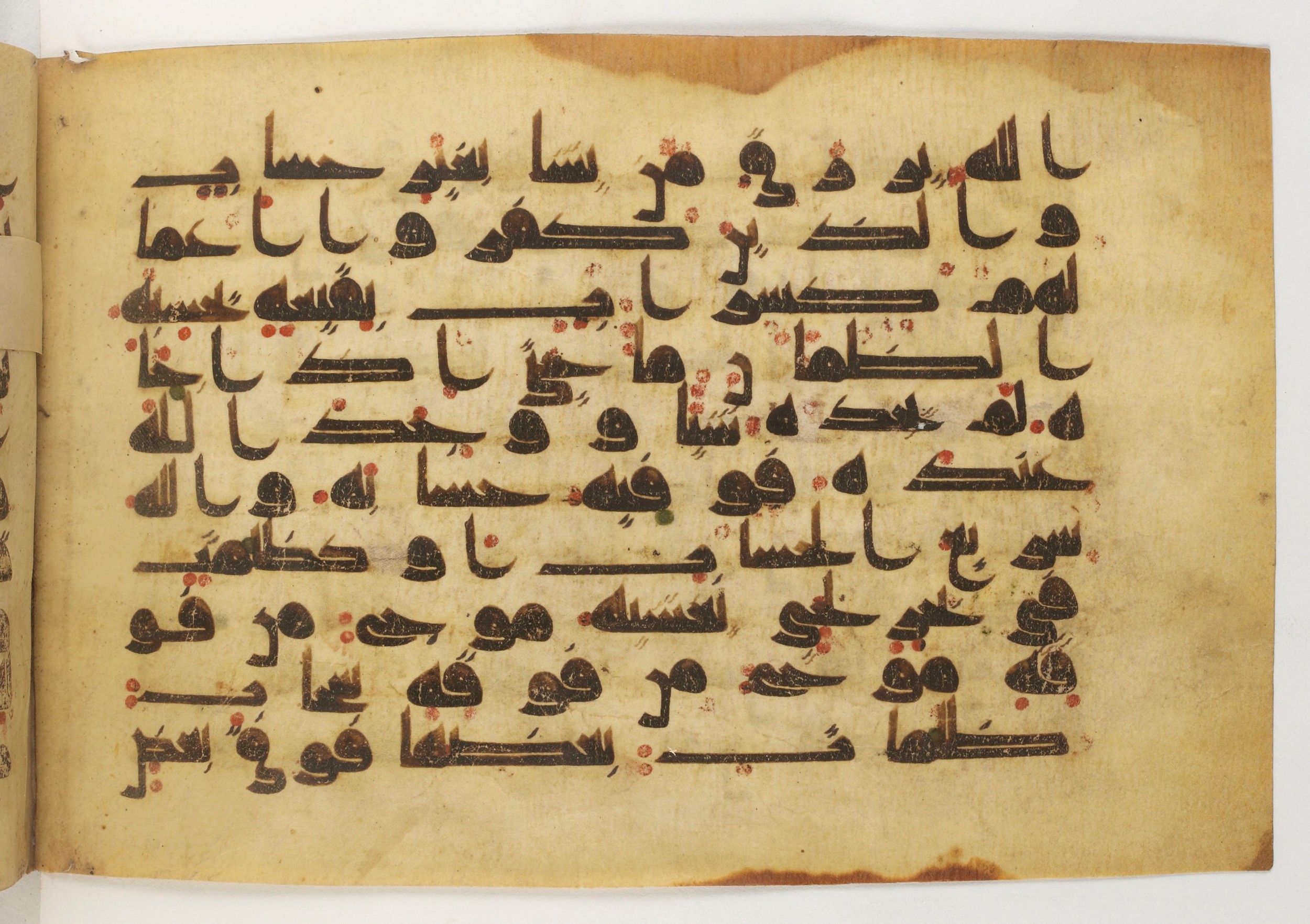 Paris, Bibliothèque nationale de France, Arabe 5179 (a) (Scan 2), in Early Kufic (D.I) script, showing Surah 24:39 from Mid-8th to Mid-9th Century AD found in Fustat (Old Cairo), Egypt, currently housed at Bibliothèque nationale de France, Paris