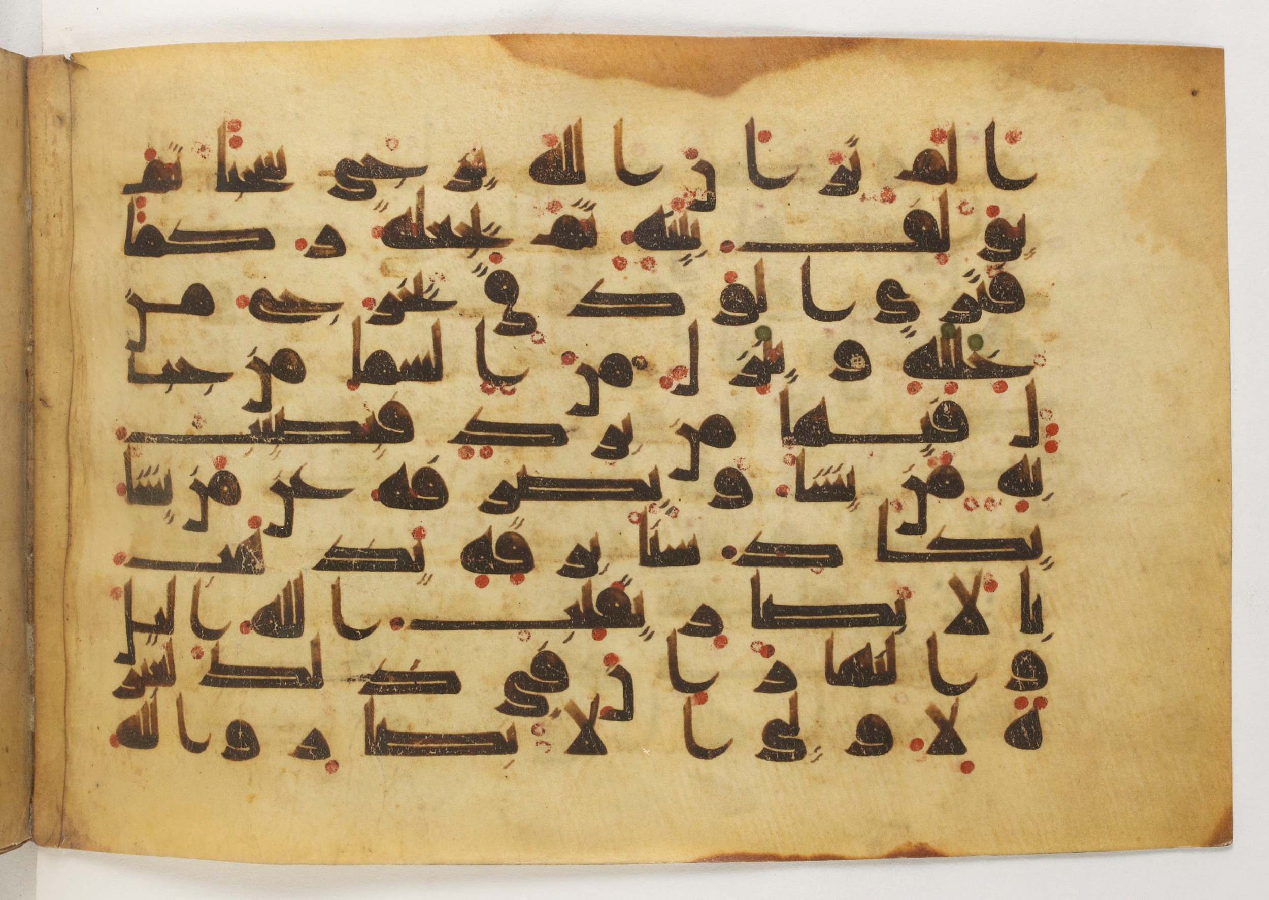 Paris, Bibliothèque nationale de France, Arabe 5179 (a), in Early Kufic (D.I) script, showing Surah 24:44 from Mid-8th to Mid-9th Century AD found in Fustat (Old Cairo), Egypt, currently housed at Bibliothèque nationale de France, Paris