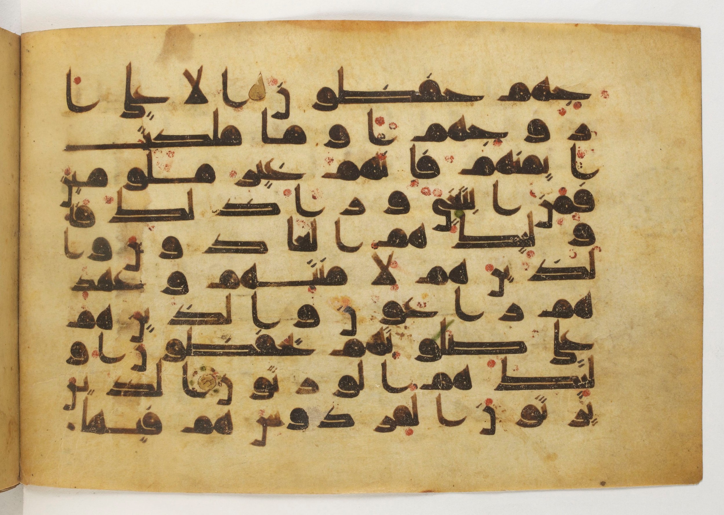 Paris, Bibliothèque nationale de France, Arabe 5179 (a), in Early Kufic (D.I) script, showing Surah 23:7 from Mid-8th to Mid-9th Century AD found in Fustat (Old Cairo), Egypt, currently housed at Bibliothèque nationale de France, Paris