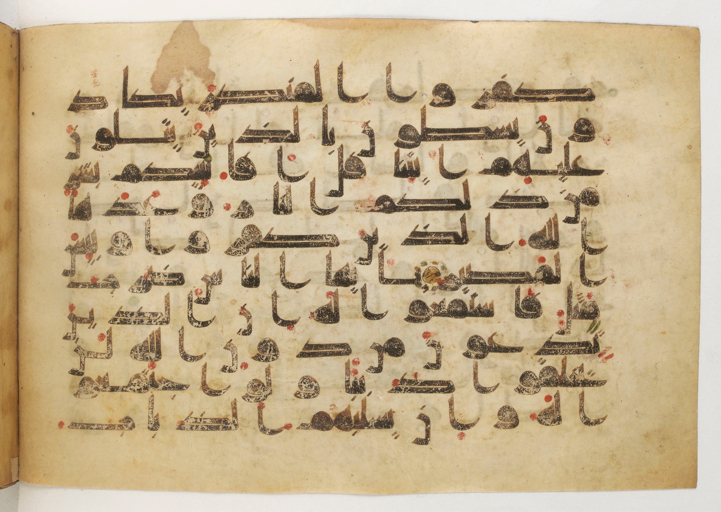 Paris, Bibliothèque nationale de France, Arabe 5179 (a) (Scan 2), in Early Kufic (D.I) script, showing Surah 22:73 from Mid-8th to Mid-9th Century AD found in Fustat (Old Cairo), Egypt, currently housed at Bibliothèque nationale de France, Paris