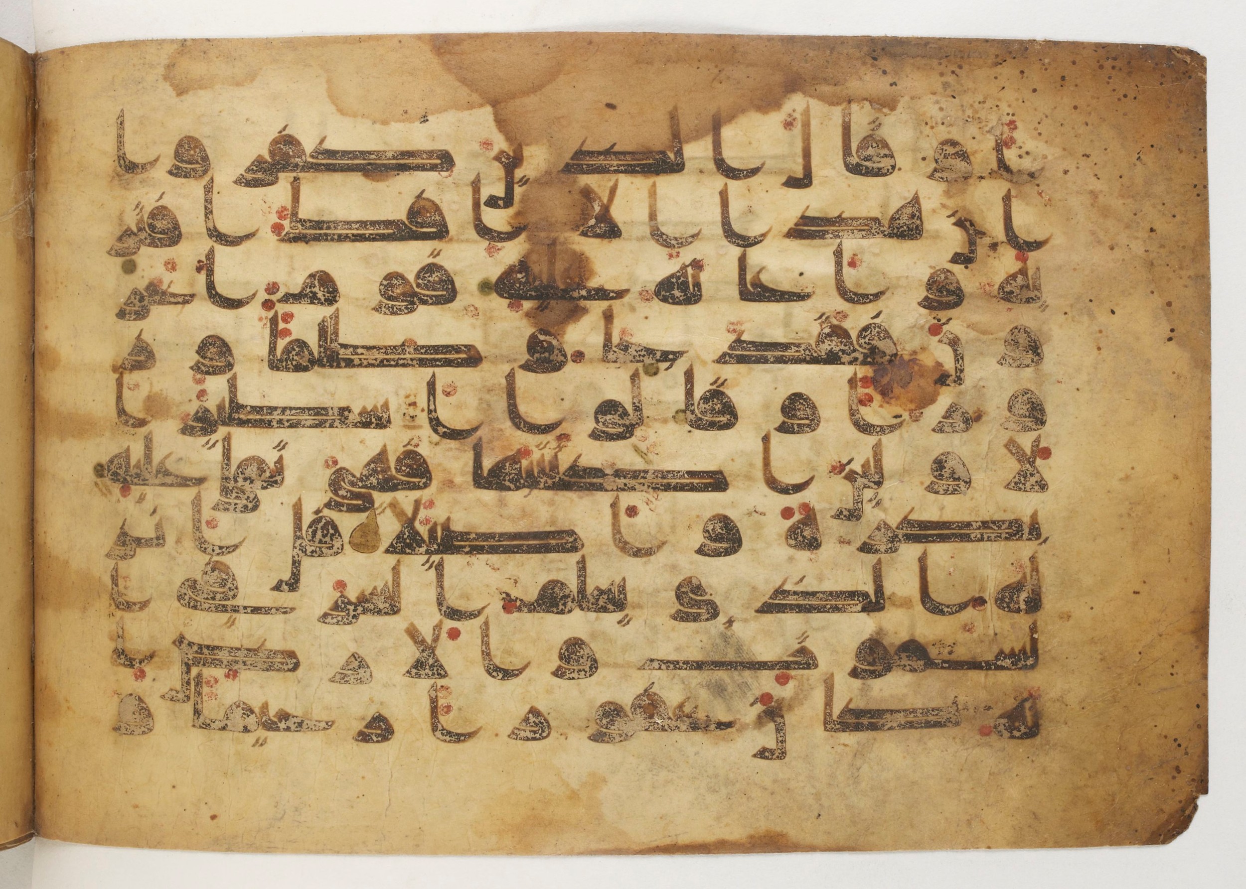 Paris, Bibliothèque nationale de France, Arabe 5179 (a) (Scan 2), in Early Kufic (D.I) script, showing Surah 25:3 from Mid-8th to Mid-9th Century AD found in Fustat (Old Cairo), Egypt, currently housed at Bibliothèque nationale de France, Paris