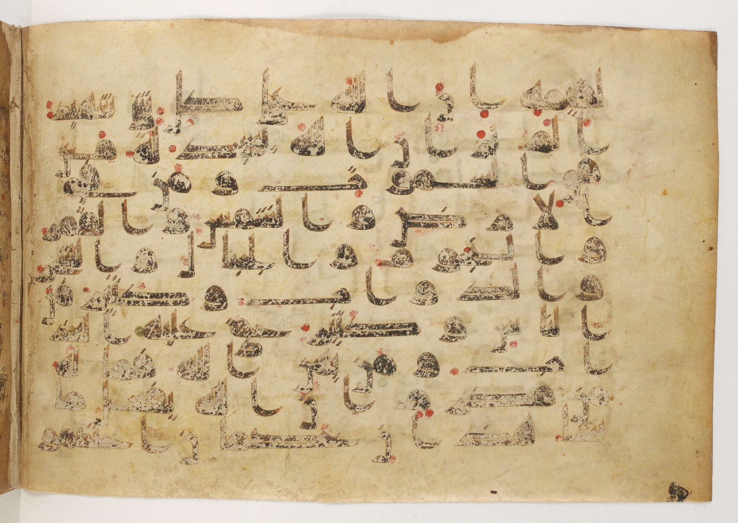 Paris, Bibliothèque nationale de France, Arabe 5179 (a) (Scan 1), in Early Kufic (D.I) script, showing Surah 22:19 from Mid-8th to Mid-9th Century AD found in Fustat (Old Cairo), Egypt, currently housed at Bibliothèque nationale de France, Paris