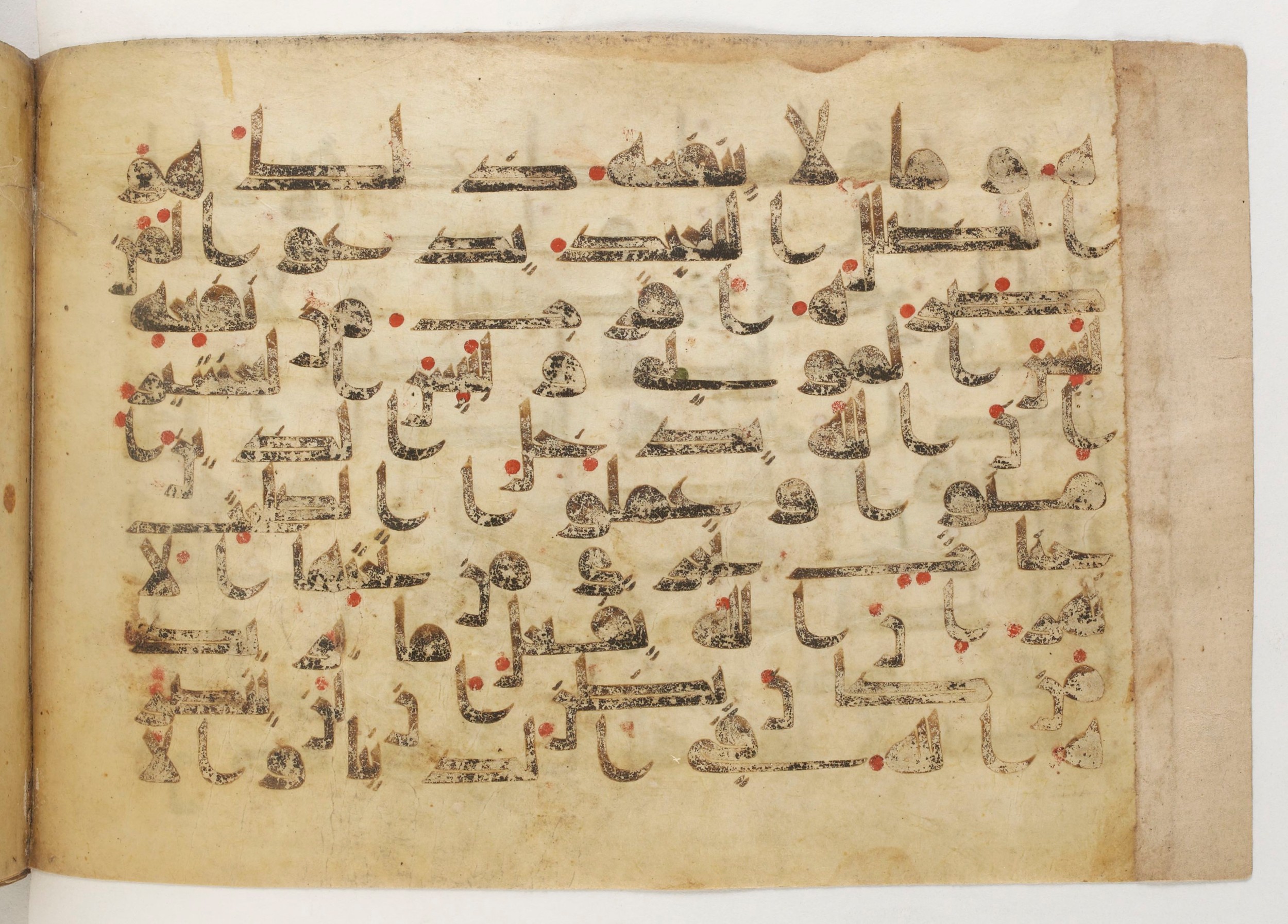 Paris, Bibliothèque nationale de France, Arabe 5179 (a), in Early Kufic (D.I) script, showing Surah 22:13 from Mid-8th to Mid-9th Century AD found in Fustat (Old Cairo), Egypt, currently housed at Bibliothèque nationale de France, Paris