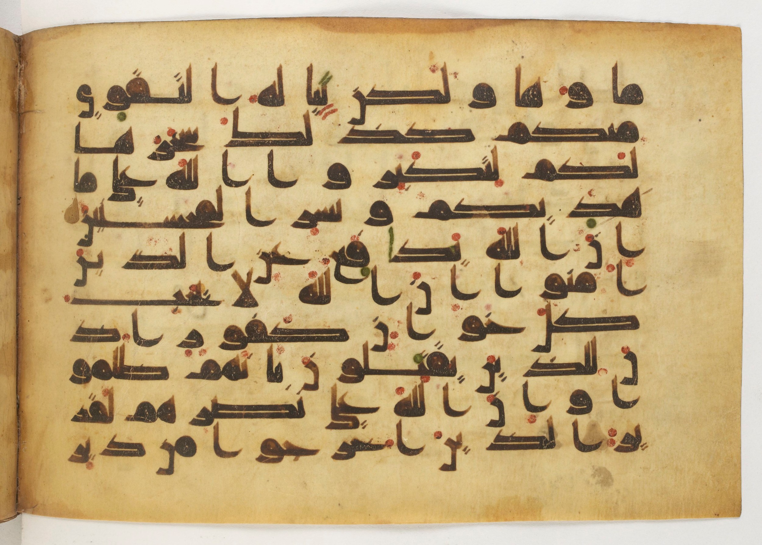 Paris, Bibliothèque nationale de France, Arabe 5179 (a), in Early Kufic (D.I) script, showing Surah 22:39 from Mid-8th to Mid-9th Century AD found in Fustat (Old Cairo), Egypt, currently housed at Bibliothèque nationale de France, Paris