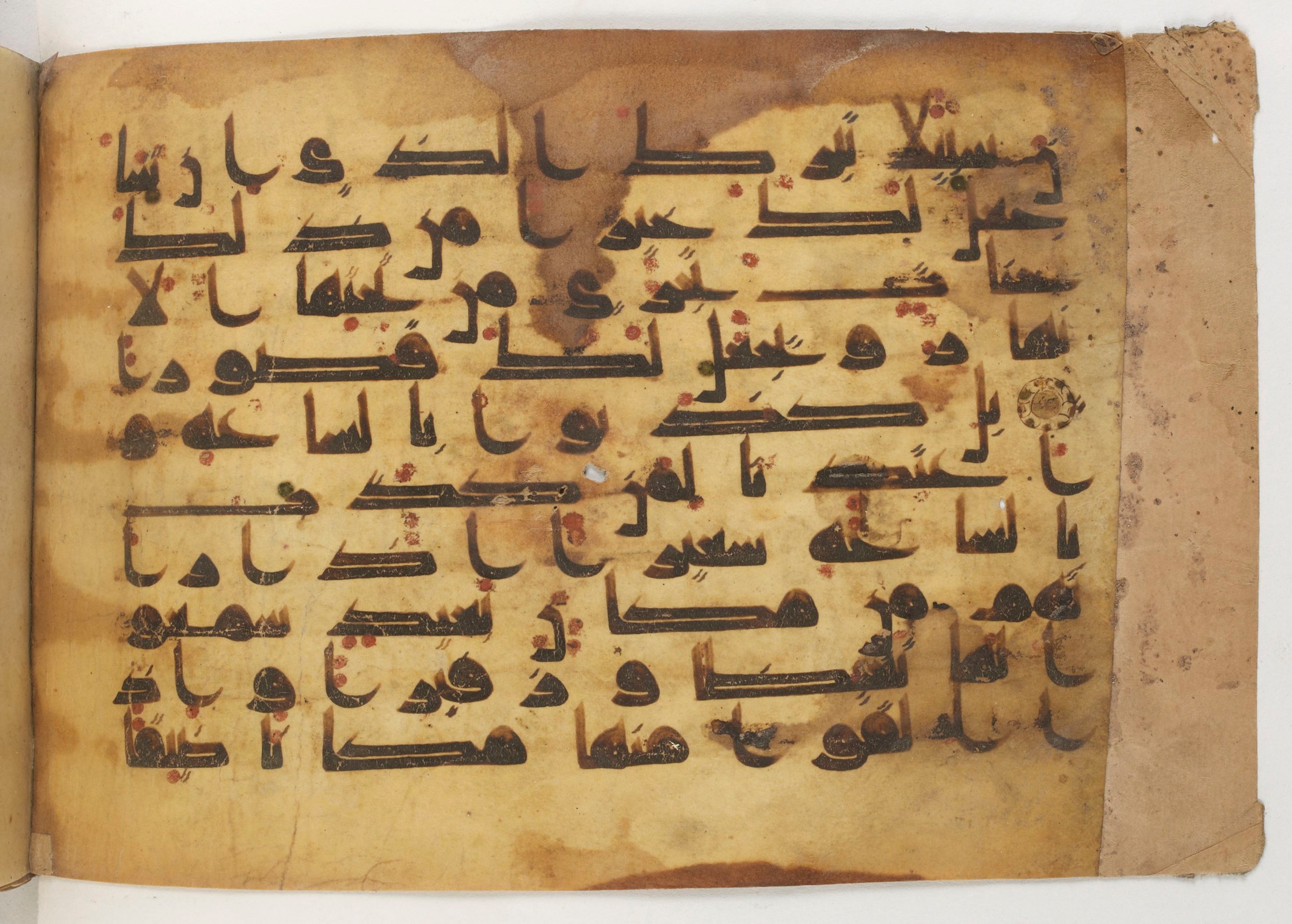 Paris, Bibliothèque nationale de France, Arabe 5179 (a) (Scan 1), in Early Kufic (D.I) script, showing Surah 25:13 from Mid-8th to Mid-9th Century AD found in Fustat (Old Cairo), Egypt, currently housed at Bibliothèque nationale de France, Paris