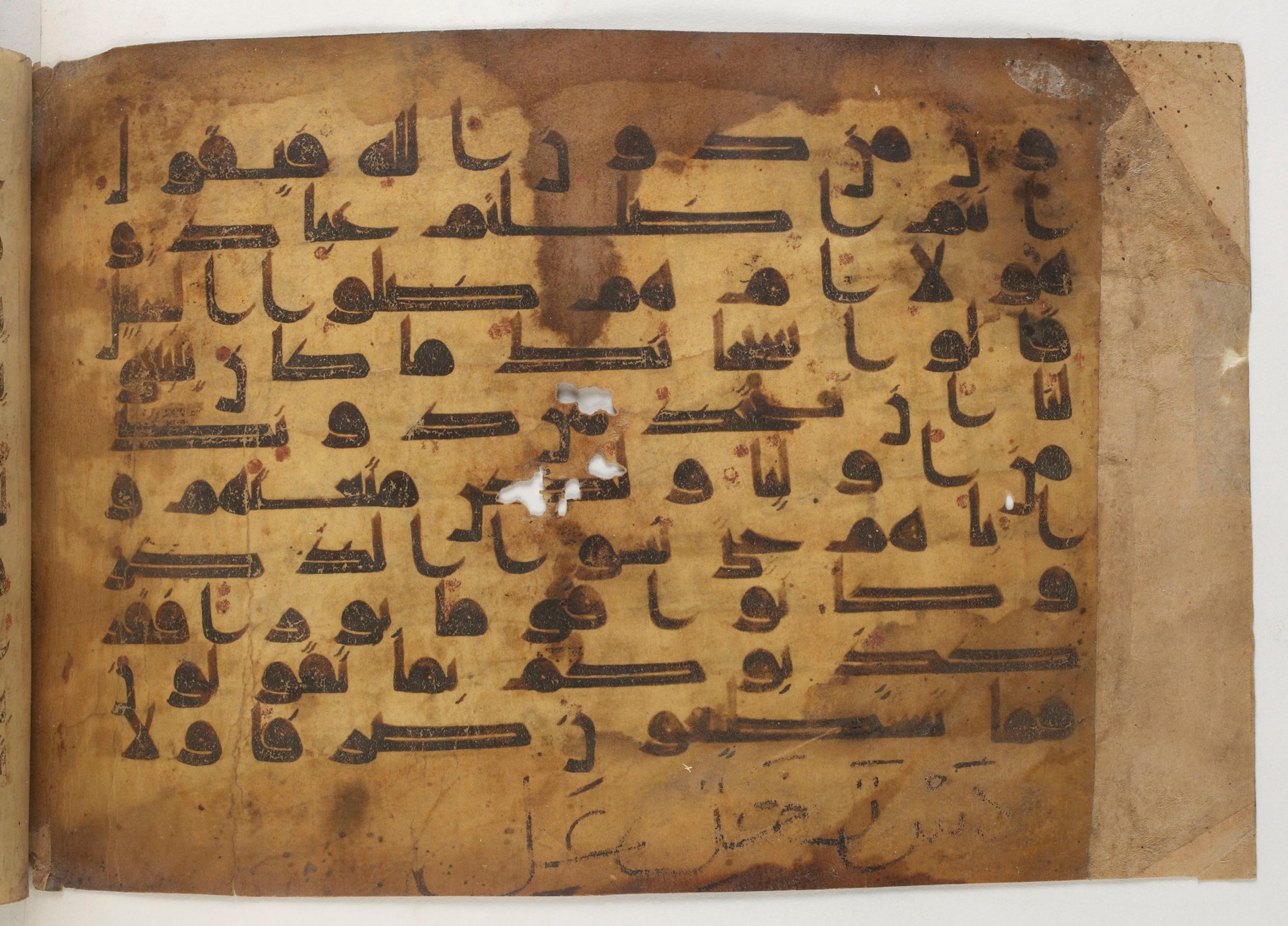 Paris, Bibliothèque nationale de France, Arabe 5179 (a) (Scan 3), in Early Kufic (D.I) script, showing Surah 25:19 from Mid-8th to Mid-9th Century AD found in Fustat (Old Cairo), Egypt, currently housed at Bibliothèque nationale de France, Paris