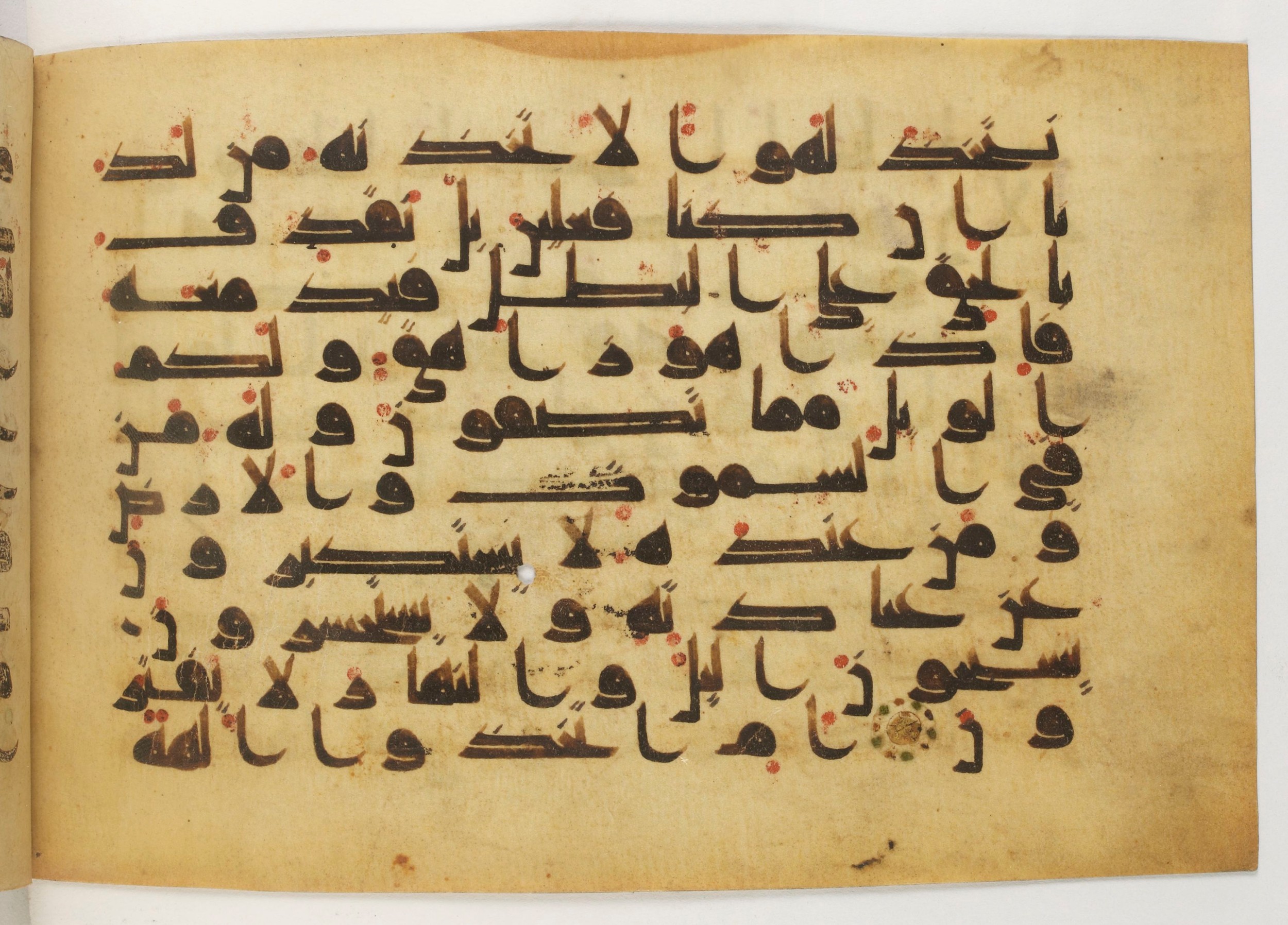 Paris, Bibliothèque nationale de France, Arabe 5179 (a), in Early Kufic (D.I) script, showing Surah 21:19 from Mid-8th to Mid-9th Century AD found in Fustat (Old Cairo), Egypt, currently housed at Bibliothèque nationale de France, Paris