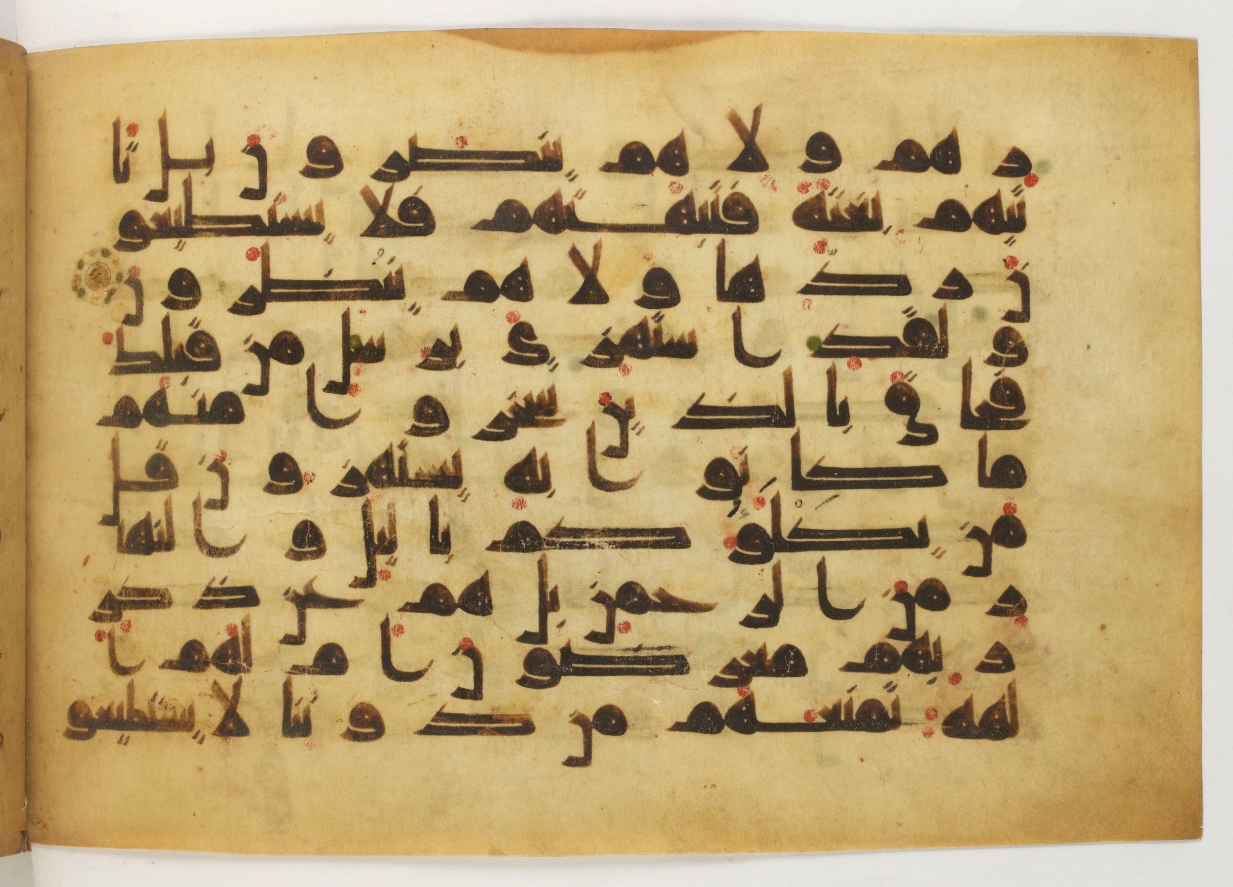 Paris, Bibliothèque nationale de France, Arabe 5179 (a), in Early Kufic (D.I) script, showing Surah 21:41 from Mid-8th to Mid-9th Century AD found in Fustat (Old Cairo), Egypt, currently housed at Bibliothèque nationale de France, Paris