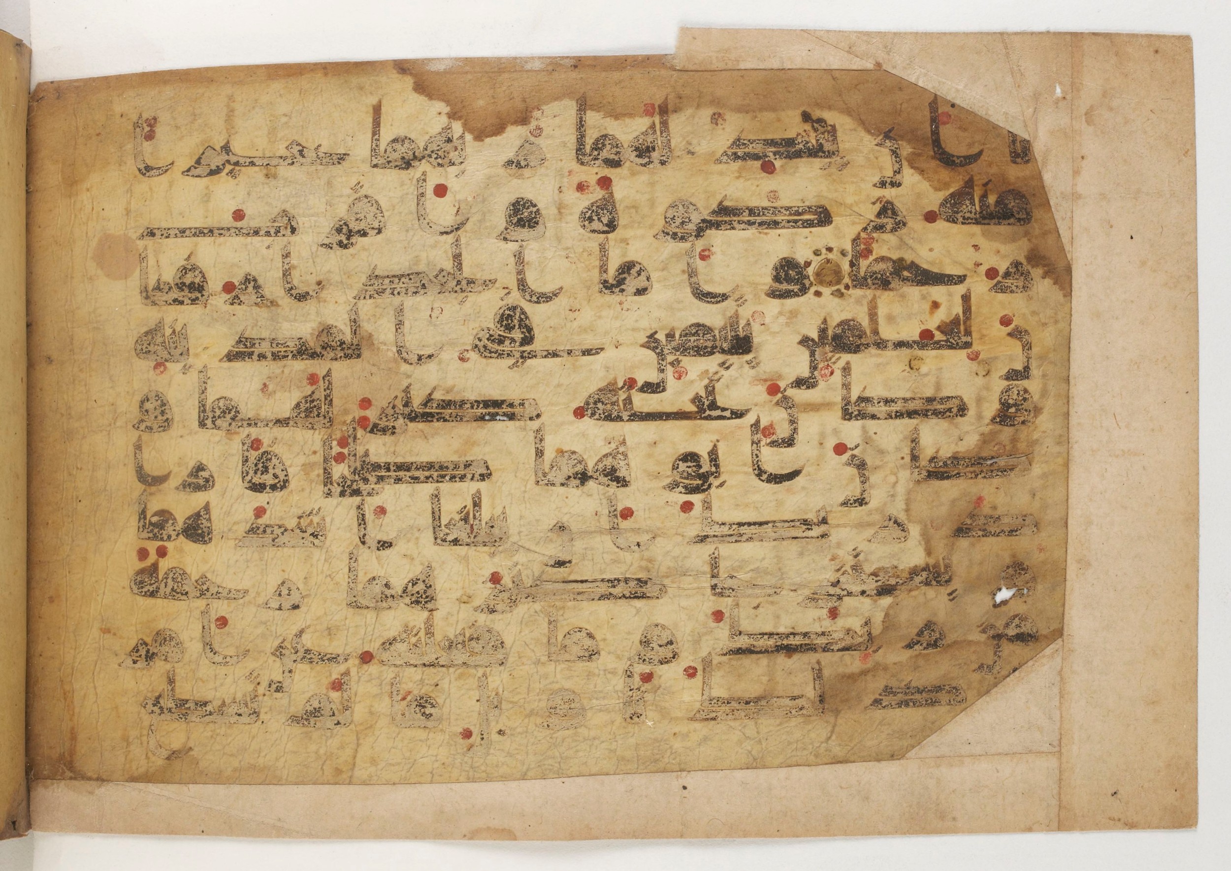 Paris, Bibliothèque nationale de France, Arabe 5179 (a), in Early Kufic (D.I) script, showing Surah 18:82 from Mid-8th to Mid-9th Century AD found in Fustat (Old Cairo), Egypt, currently housed at Bibliothèque nationale de France, Paris