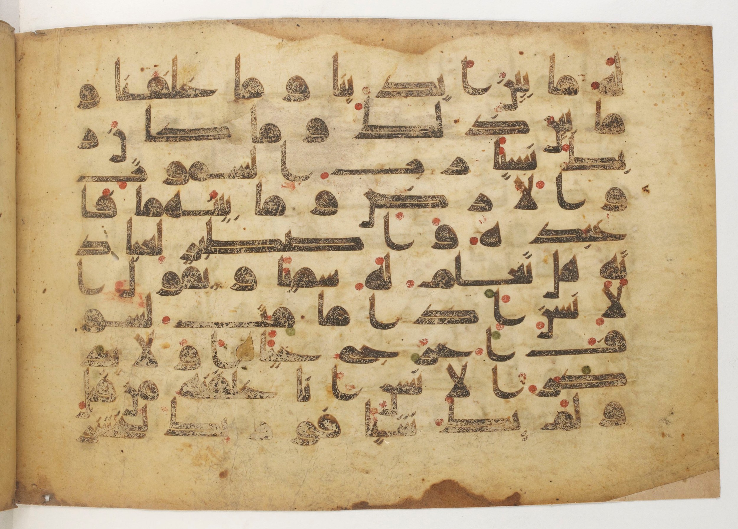Paris, Bibliothèque nationale de France, Arabe 5179 (a) (Scan 2), in Early Kufic (D.I) script, showing Surah 19:64 from Mid-8th to Mid-9th Century AD found in Fustat (Old Cairo), Egypt, currently housed at Bibliothèque nationale de France, Paris