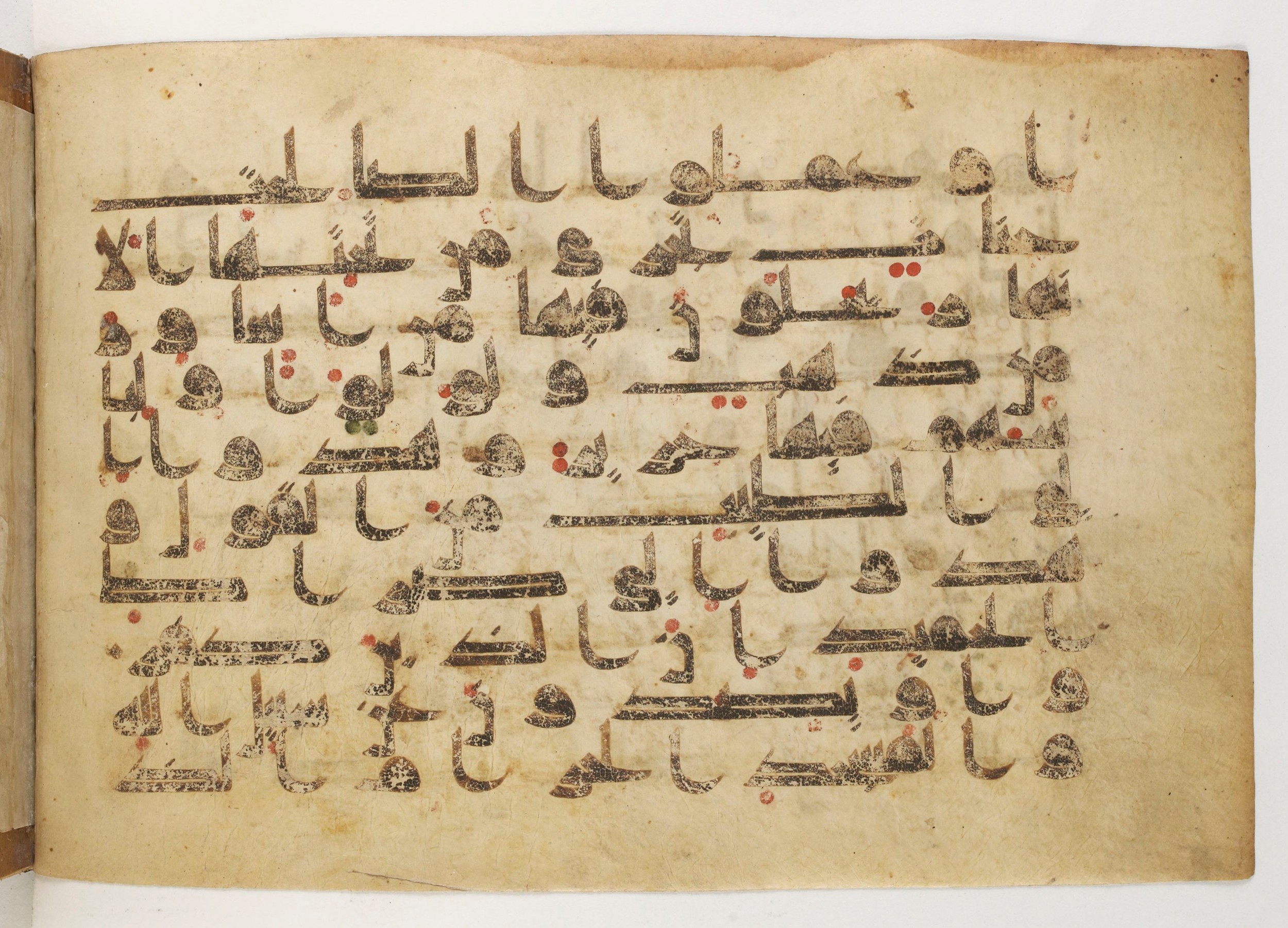 Paris, Bibliothèque nationale de France, Arabe 5179 (a) (Scan 2), in Early Kufic (D.I) script, showing Surah 22:25 from Mid-8th to Mid-9th Century AD found in Fustat (Old Cairo), Egypt, currently housed at Bibliothèque nationale de France, Paris
