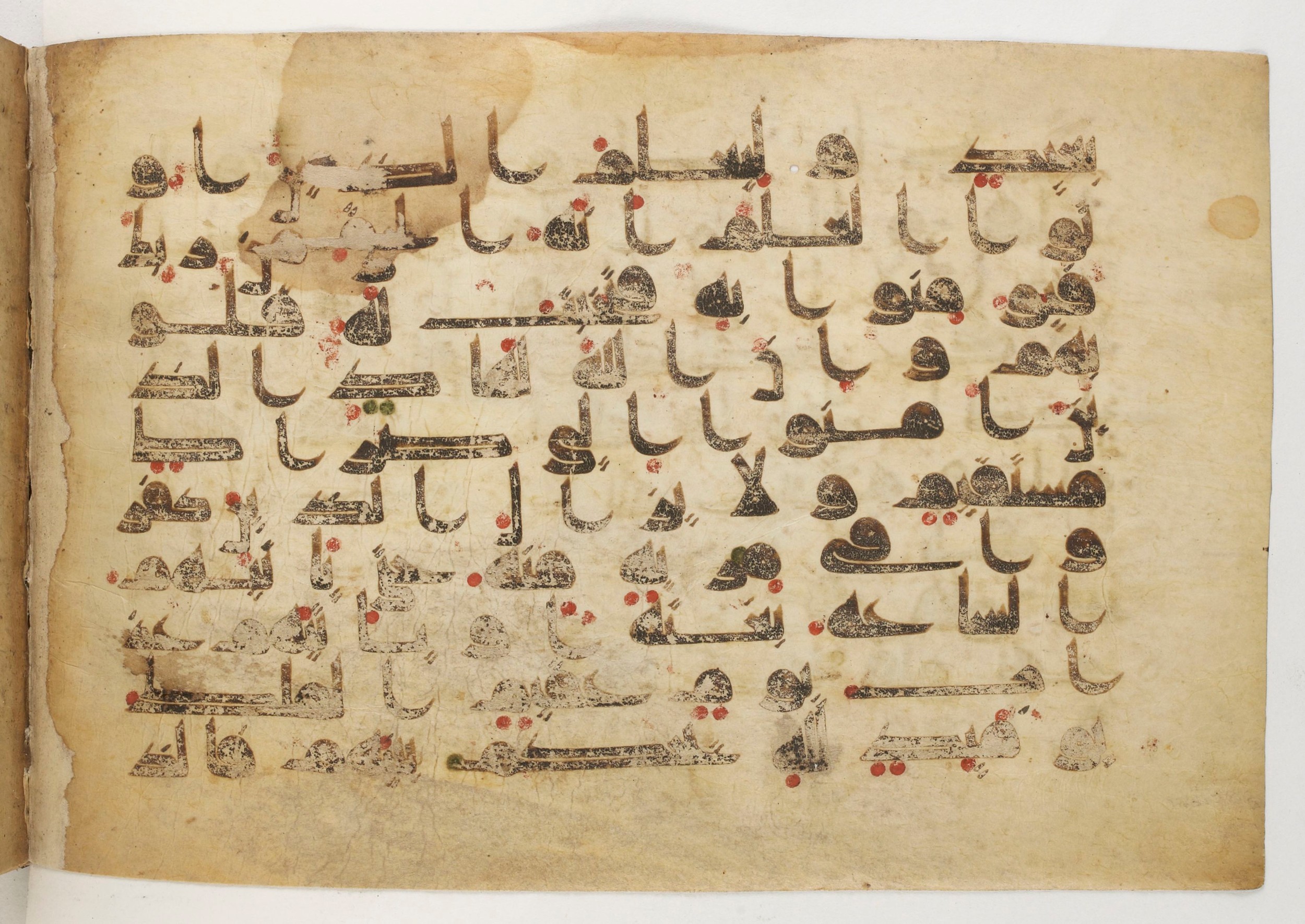 Paris, Bibliothèque nationale de France, Arabe 5179 (a) (Scan 2), in Early Kufic (D.I) script, showing Surah 22:56 from Mid-8th to Mid-9th Century AD found in Fustat (Old Cairo), Egypt, currently housed at Bibliothèque nationale de France, Paris