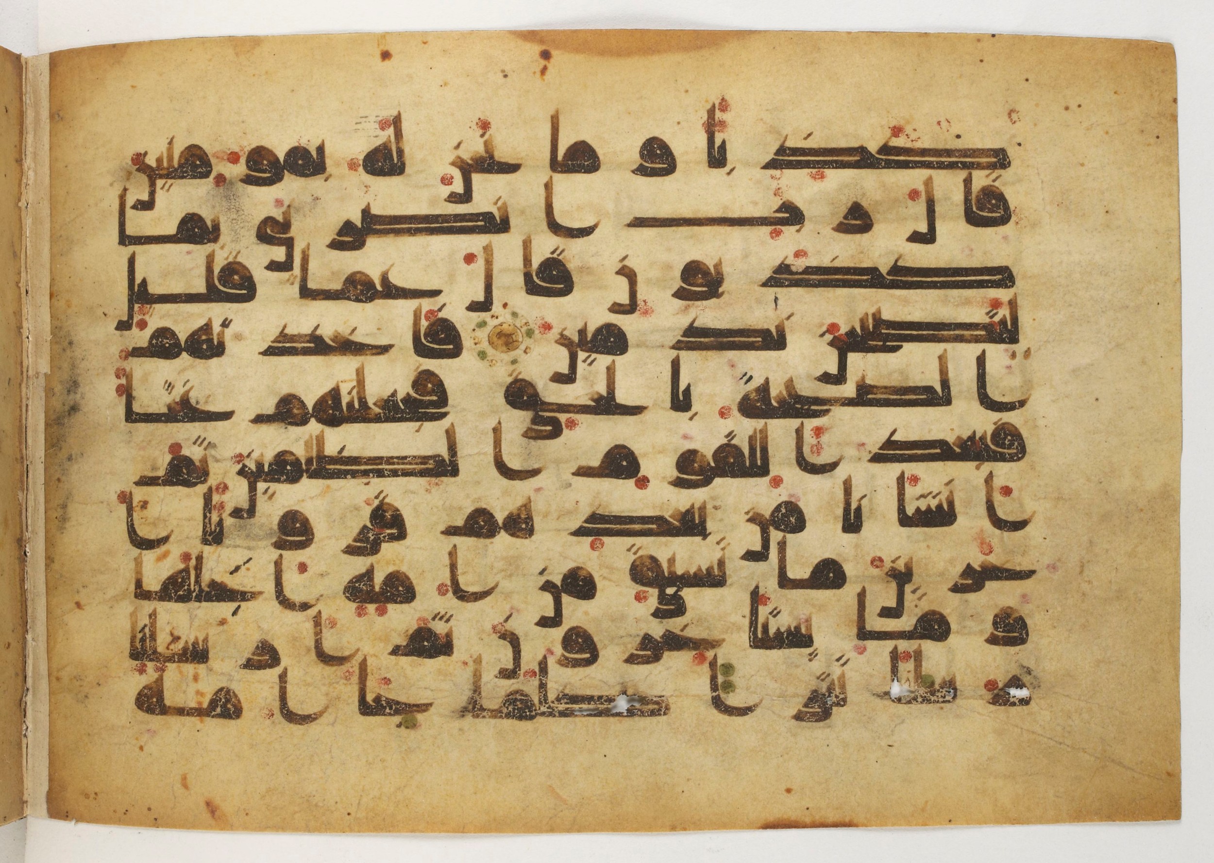 Paris, Bibliothèque nationale de France, Arabe 5179 (a), in Early Kufic (D.I) script, showing Surah 23:40 from Mid-8th to Mid-9th Century AD found in Fustat (Old Cairo), Egypt, currently housed at Bibliothèque nationale de France, Paris