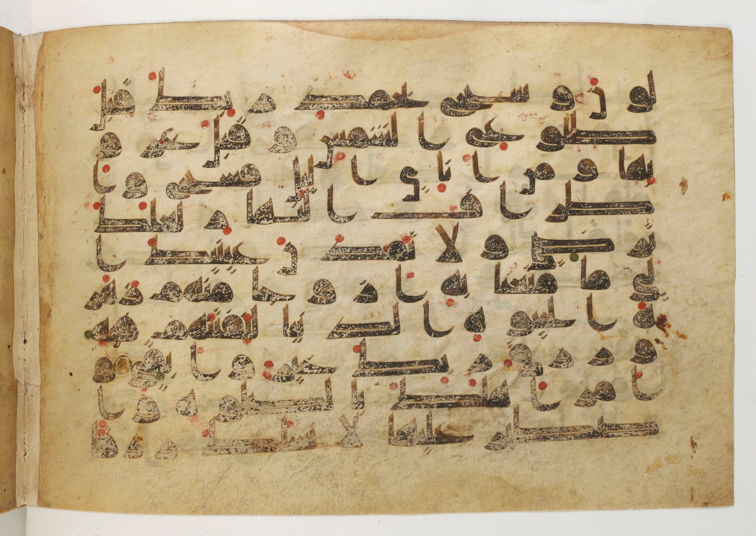 Paris, Bibliothèque nationale de France, Arabe 5179 (a), in Early Kufic (D.I) script, showing Surah 20:131 from Mid-8th to Mid-9th Century AD found in Fustat (Old Cairo), Egypt, currently housed at Bibliothèque nationale de France, Paris