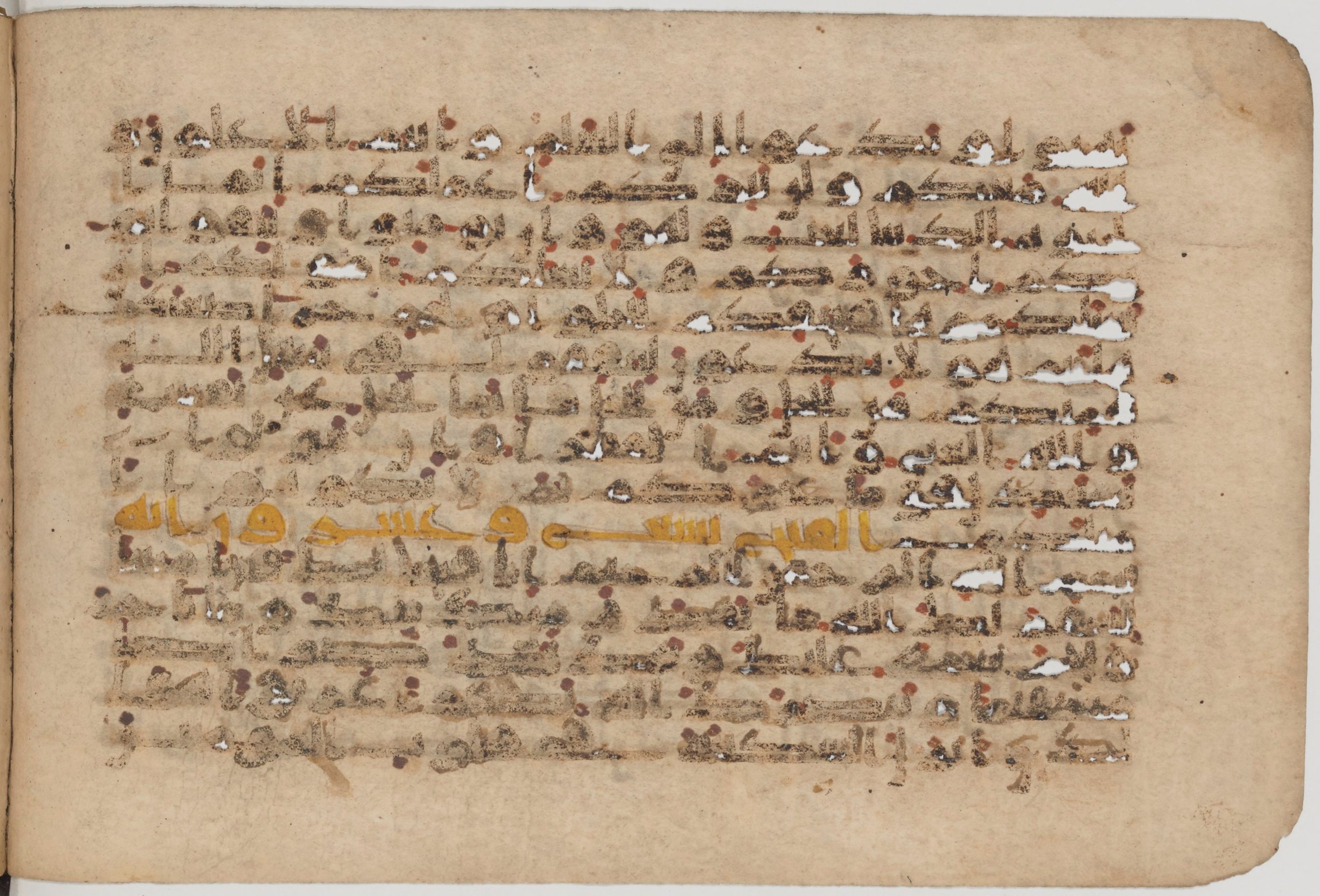 Paris, Bibliothèque nationale de France, Arabe 6002 (a), in kūfī D.IV script, showing Surah 48:3 from 9th to 10th Century AD found in Unknown (Schefer Collection), currently housed at Bibliothèque nationale de France, Paris