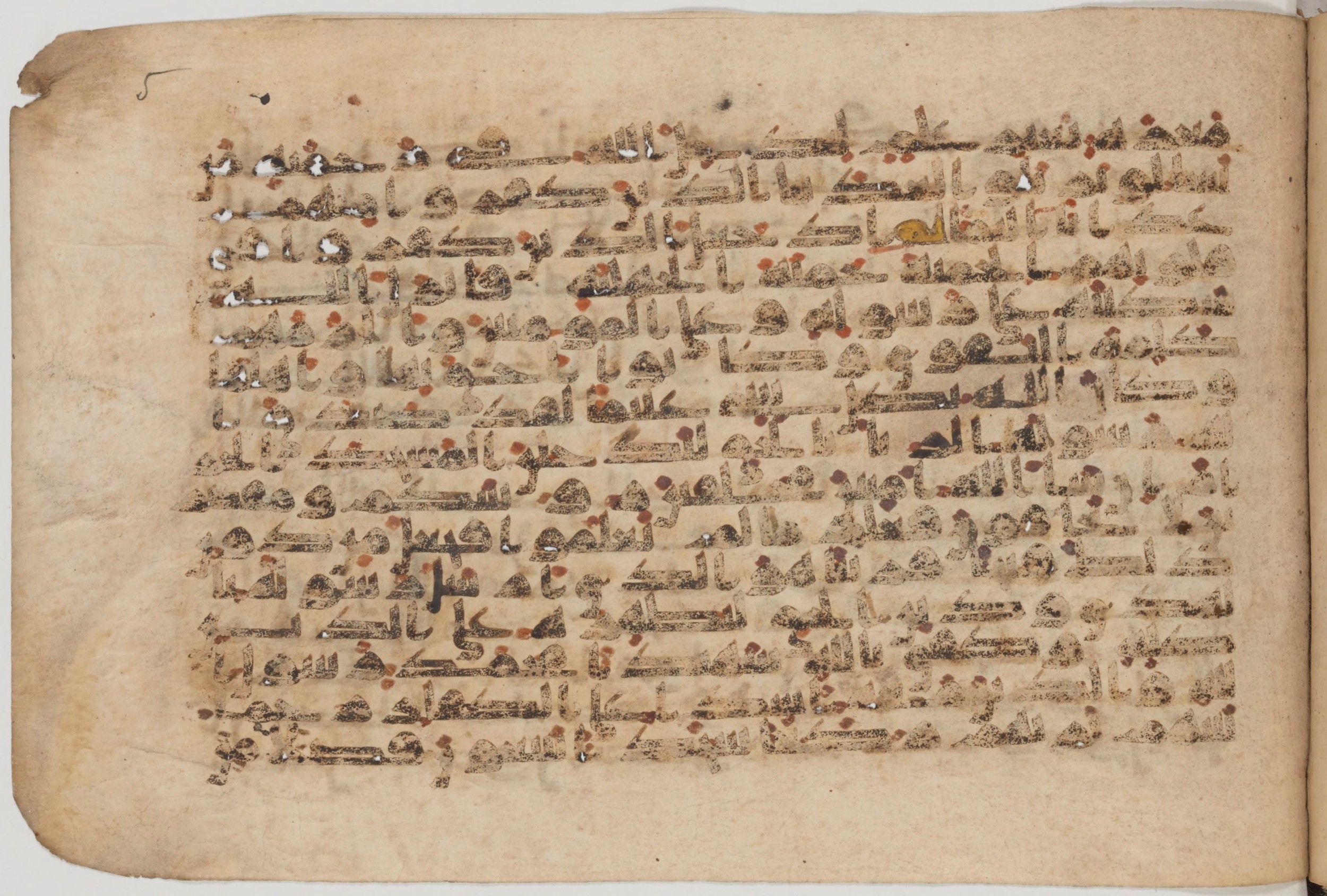 Paris, Bibliothèque nationale de France, Arabe 6002 (a), in kūfī D.IV script, showing Surah 48:28 from 9th to 10th Century AD found in Unknown (Schefer Collection), currently housed at Bibliothèque nationale de France, Paris