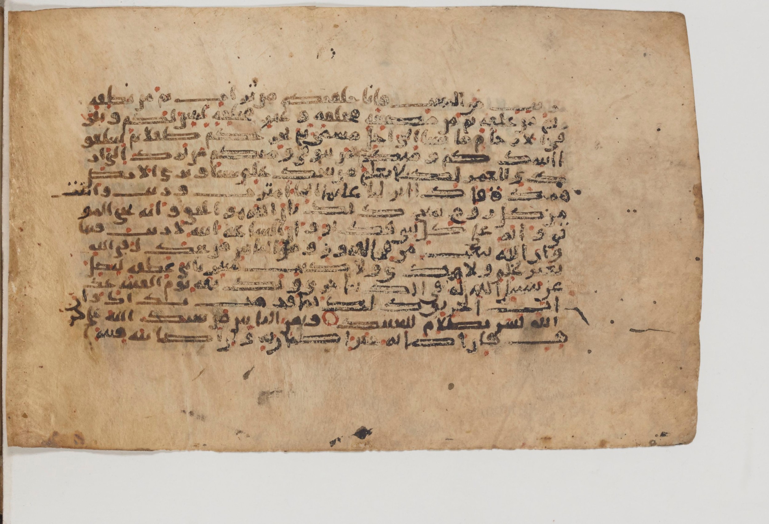 Paris, Bibliothèque nationale de France, Arabe 6002 (b), in Kufic E.I script, showing Surah 22:7 from Late 8th to Mid 9th Century AD found in Unknown (Charles Schefer Collection), currently housed at Bibliothèque nationale de France, Paris