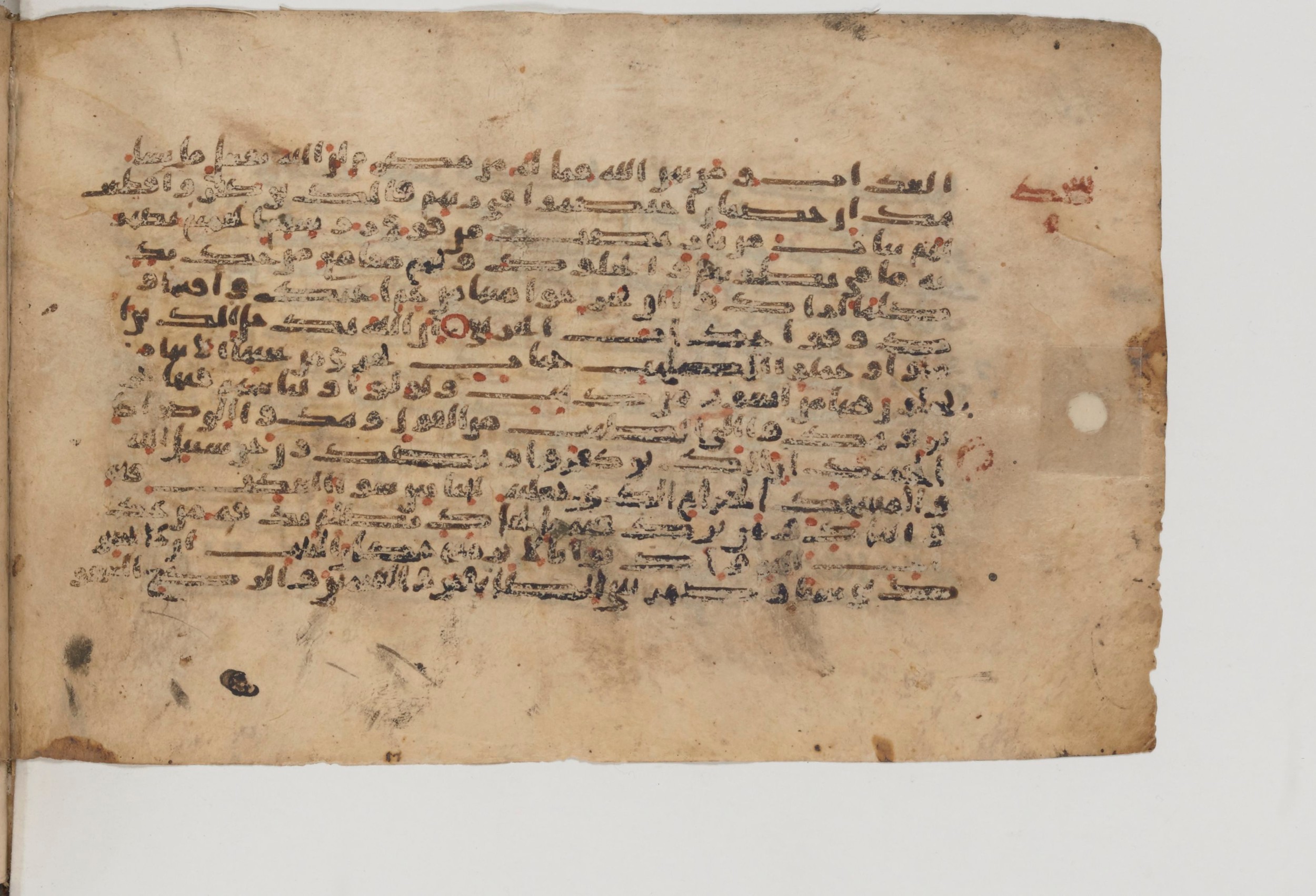 Paris, Bibliothèque nationale de France, Arabe 6002 (b), in Kufic E.I script, showing Surah 22:21 from Late 8th to Mid 9th Century AD found in Unknown (Charles Schefer Collection), currently housed at Bibliothèque nationale de France, Paris