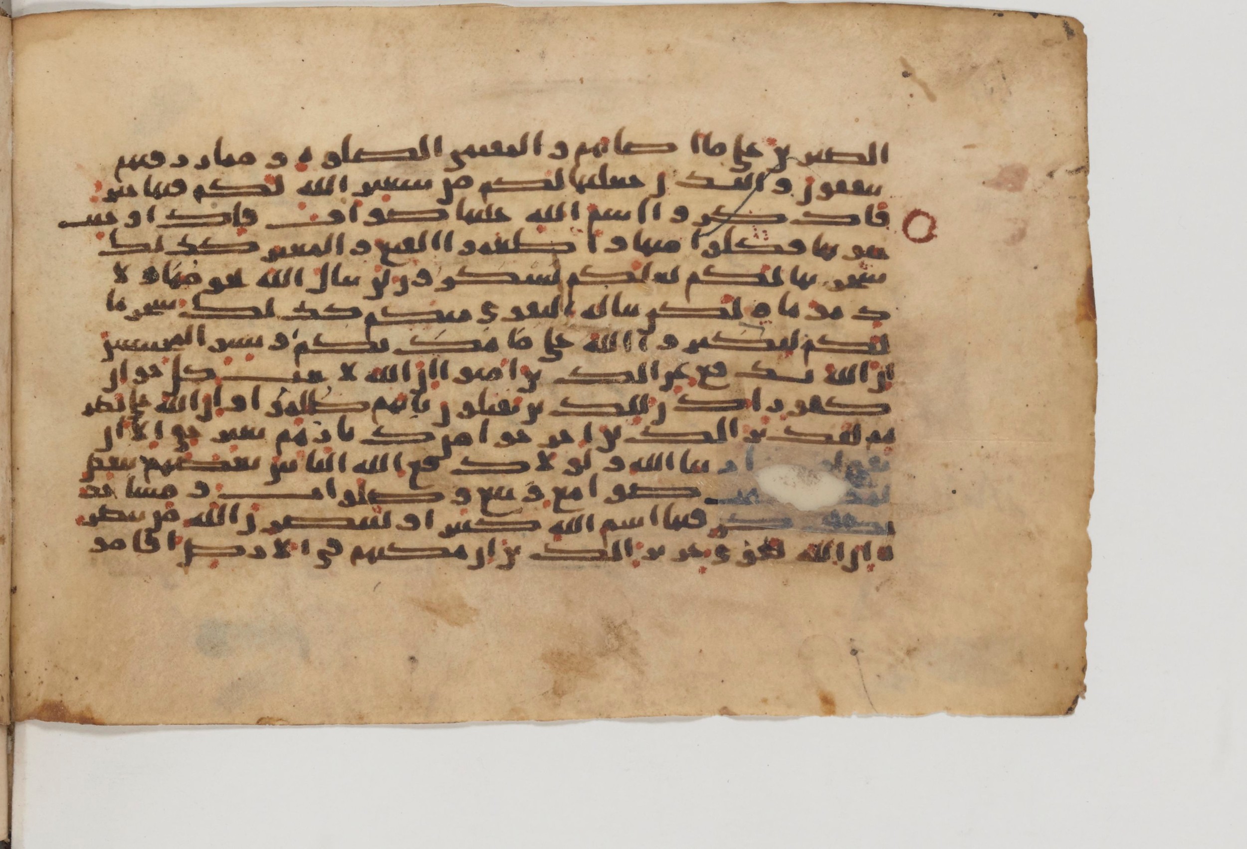 Paris, Bibliothèque nationale de France, Arabe 6002 (b), in Kufic E.I script, showing Surah 22:39 from Late 8th to Mid 9th Century AD found in Unknown (Charles Schefer Collection), currently housed at Bibliothèque nationale de France, Paris