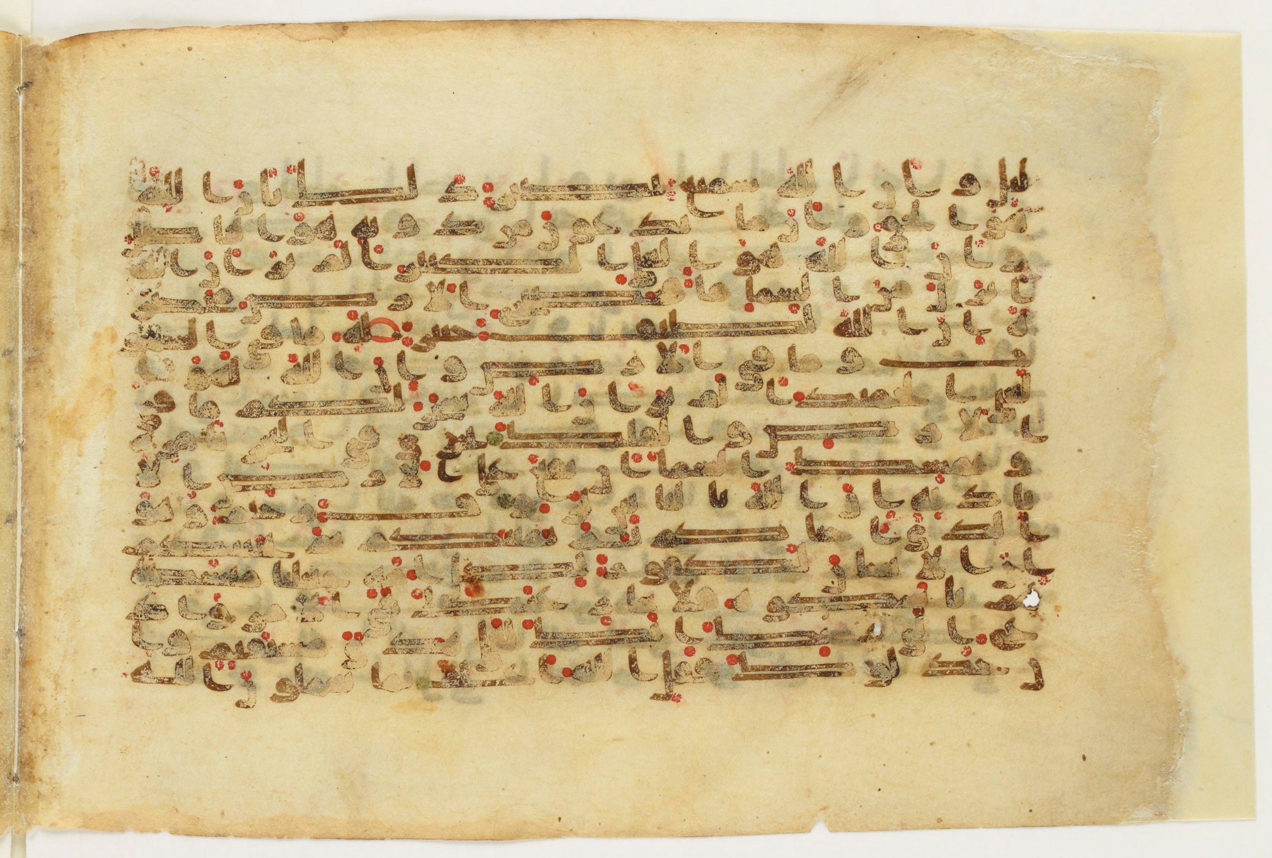 Paris, Bibliothèque nationale de France, Arabe 6140 (f), in Kūfī D common script, showing Surah 22:69 from Mid 8th to Late 9th Century AD found in Unknown, currently housed at Bibliothèque nationale de France, Paris