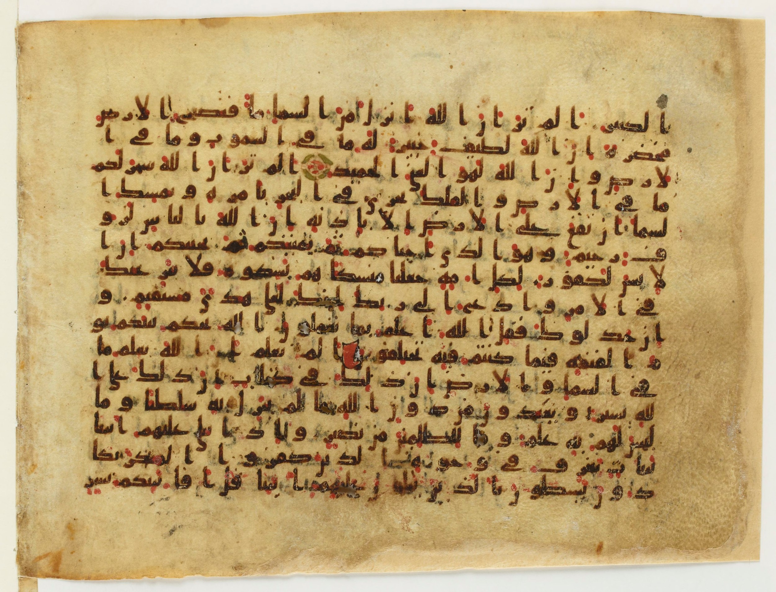 Paris, Bibliothèque nationale de France, Arabe 6140 (g), in Kufic B.Ib script, showing Surah 22:71 from 8th to 9th Century AD found in Unknown, currently housed at Bibliothèque nationale de France, Paris