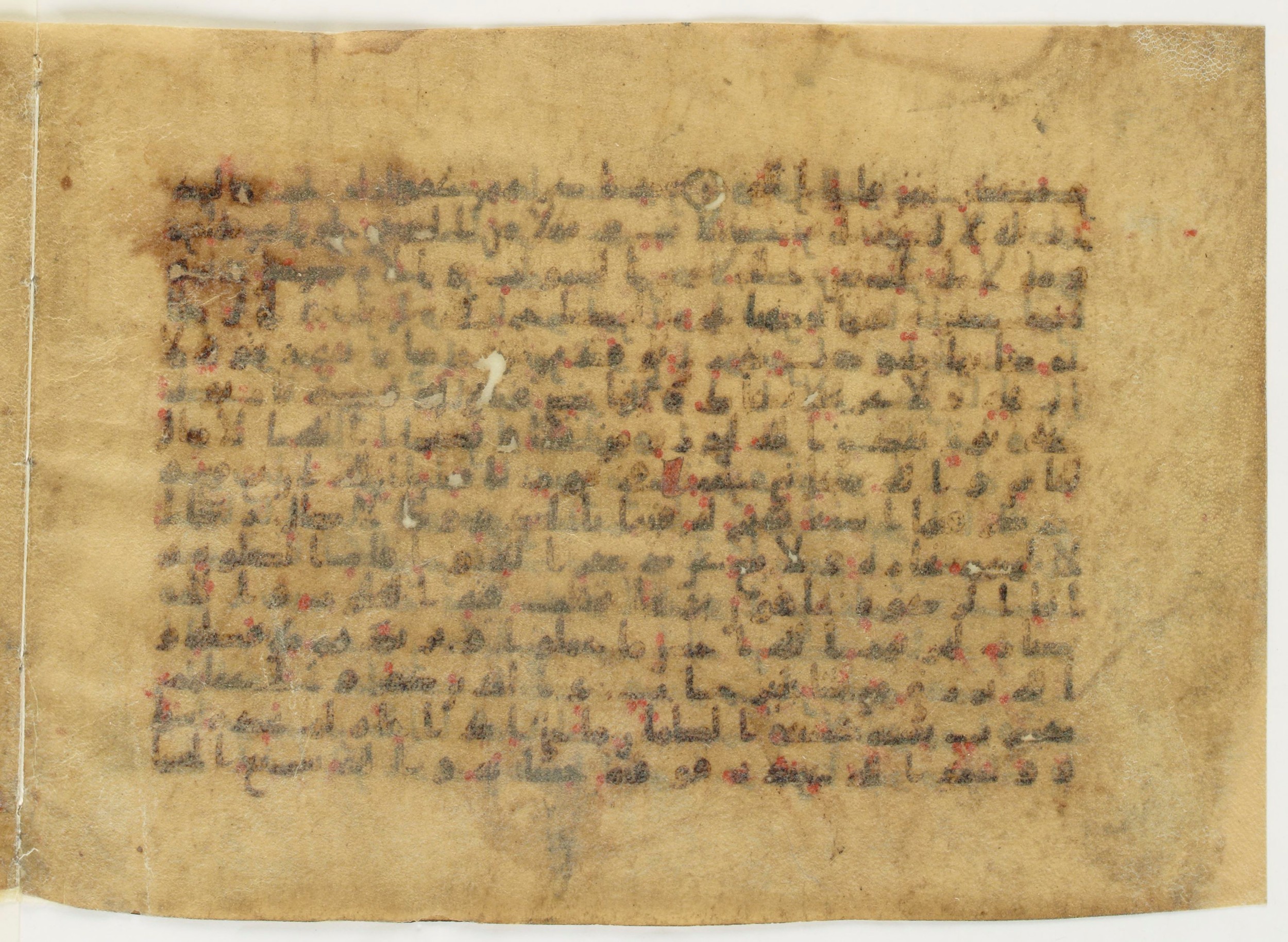 Paris, Bibliothèque nationale de France, Arabe 6140 (g) (Scan 1), in Kufic B.Ib script, showing Surah 24:39 from 8th to 9th Century AD found in Unknown, currently housed at Bibliothèque nationale de France, Paris
