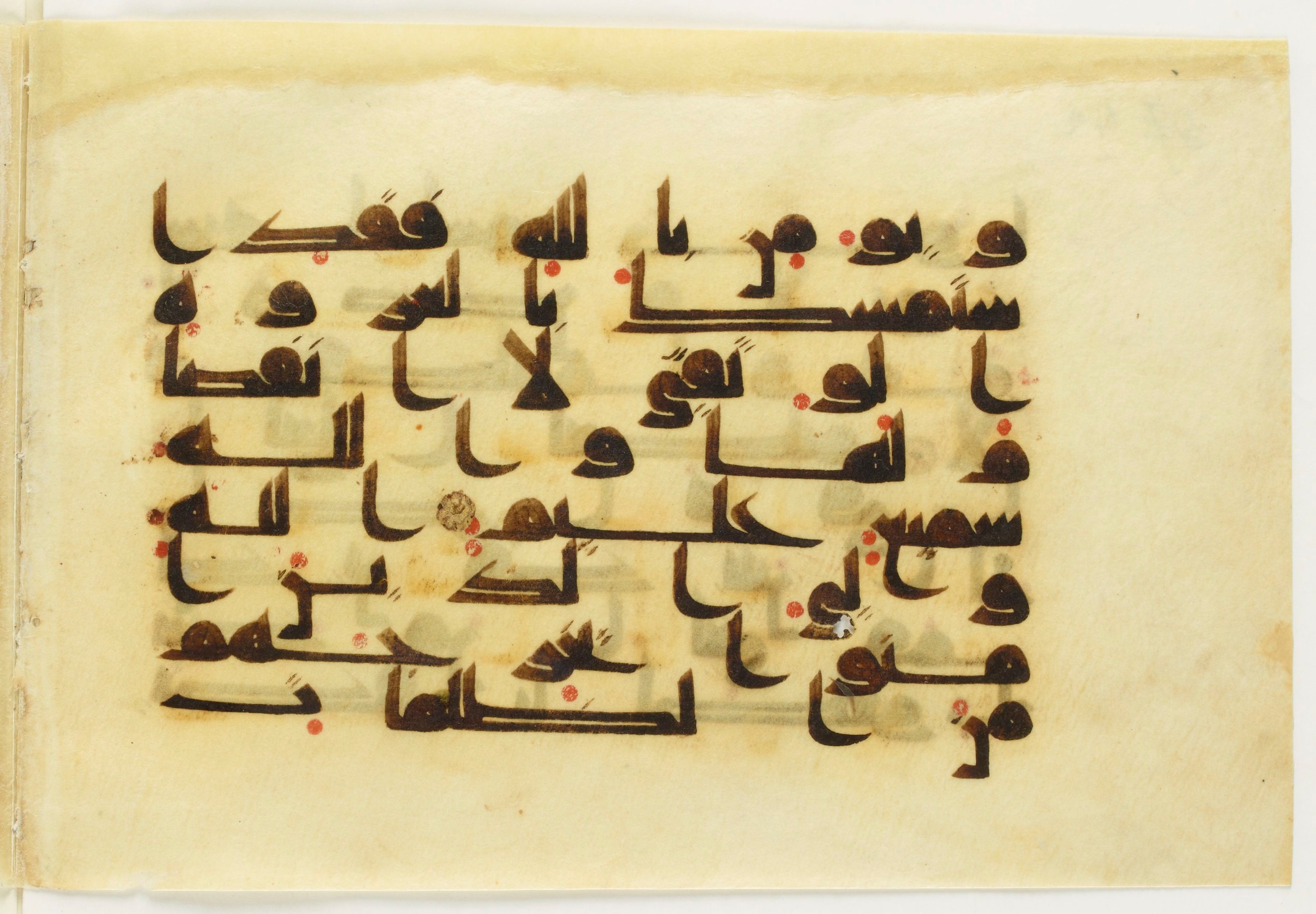 BnF Arabe 6140 (h) (Scan 1), in Kufic D.I script, showing Surah 2:257 from Mid 8th to Late 9th Century AD found in Fustat (Old Cairo), Egypt, currently housed at Bibliothèque nationale de France, Paris