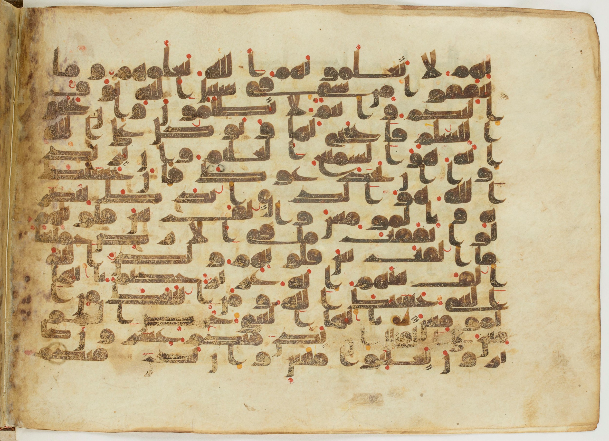 Paris, Bibliothèque nationale de France, Arabe 6982, in Kufic B.II script, showing Surah 8:64 from Mid 8th to Late 9th Century AD found in Unknown (formerly in the Lyautey collection), currently housed at Bibliothèque nationale de France, Paris