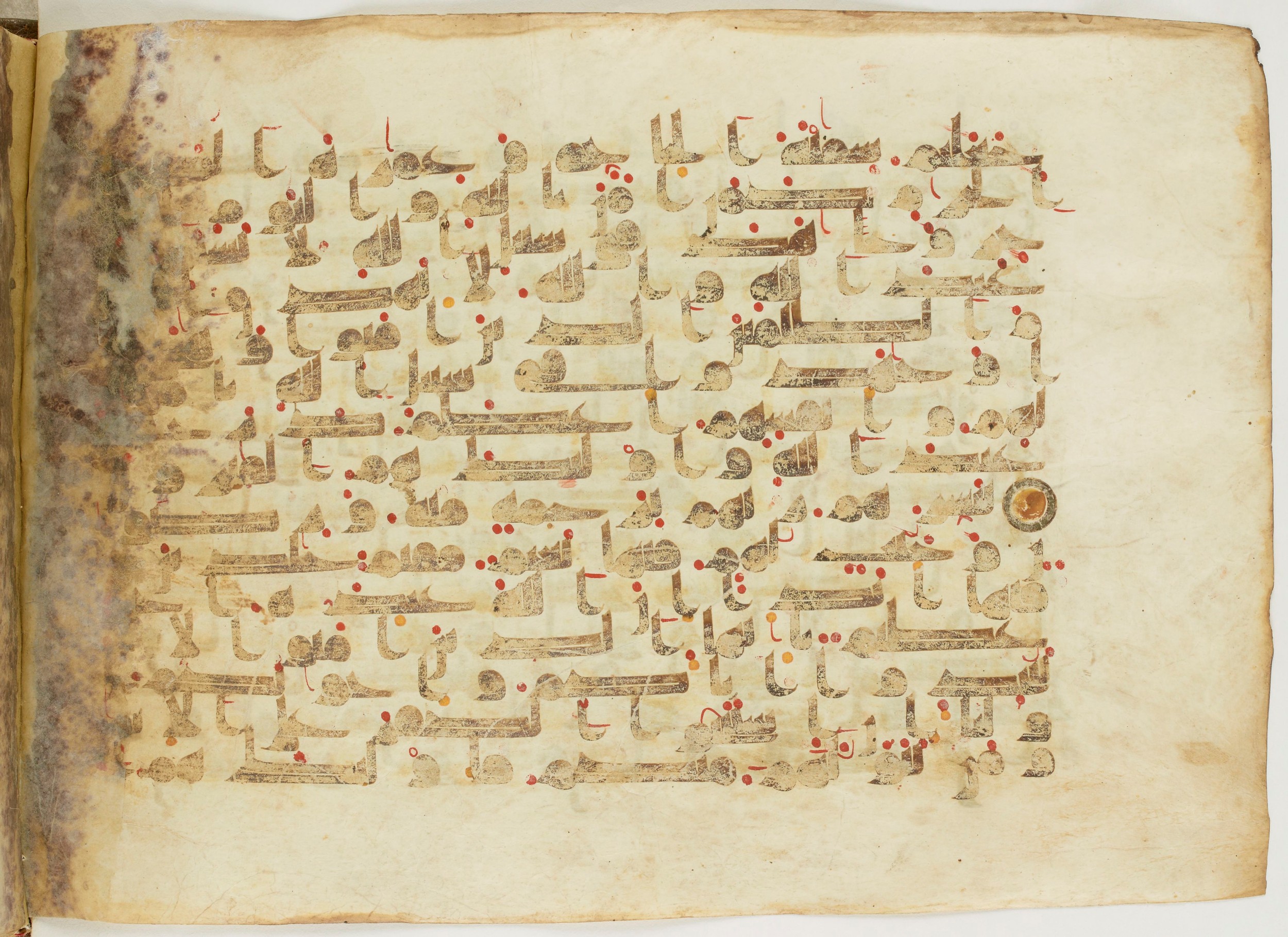 Paris, Bibliothèque nationale de France, Arabe 6982, in Kufic B.II script, showing Surah 9:21 from Mid 8th to Late 9th Century AD found in Unknown (formerly in the Lyautey collection), currently housed at Bibliothèque nationale de France, Paris