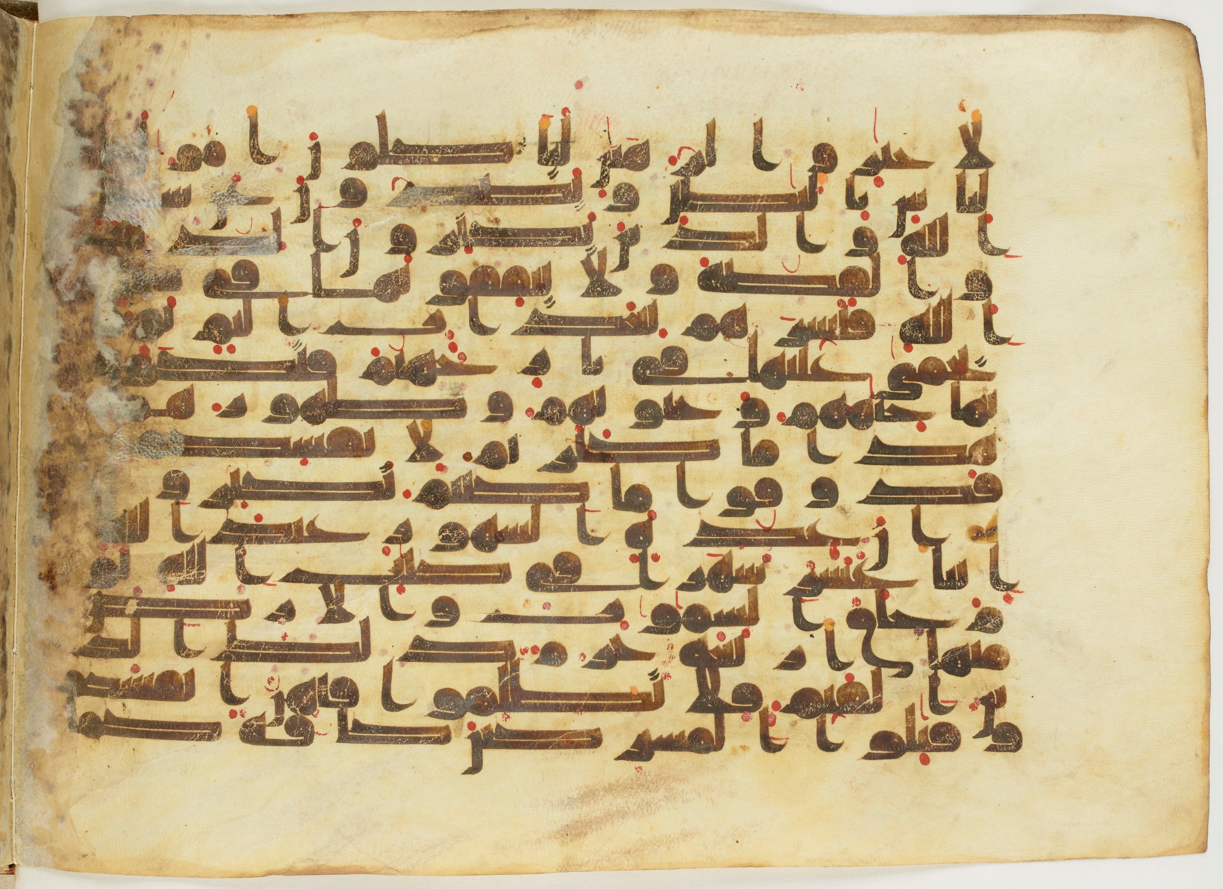 Paris, Bibliothèque nationale de France, Arabe 6982, in Kufic B.II script, showing Surah 9:35 from Mid 8th to Late 9th Century AD found in Unknown (formerly in the Lyautey collection), currently housed at Bibliothèque nationale de France, Paris