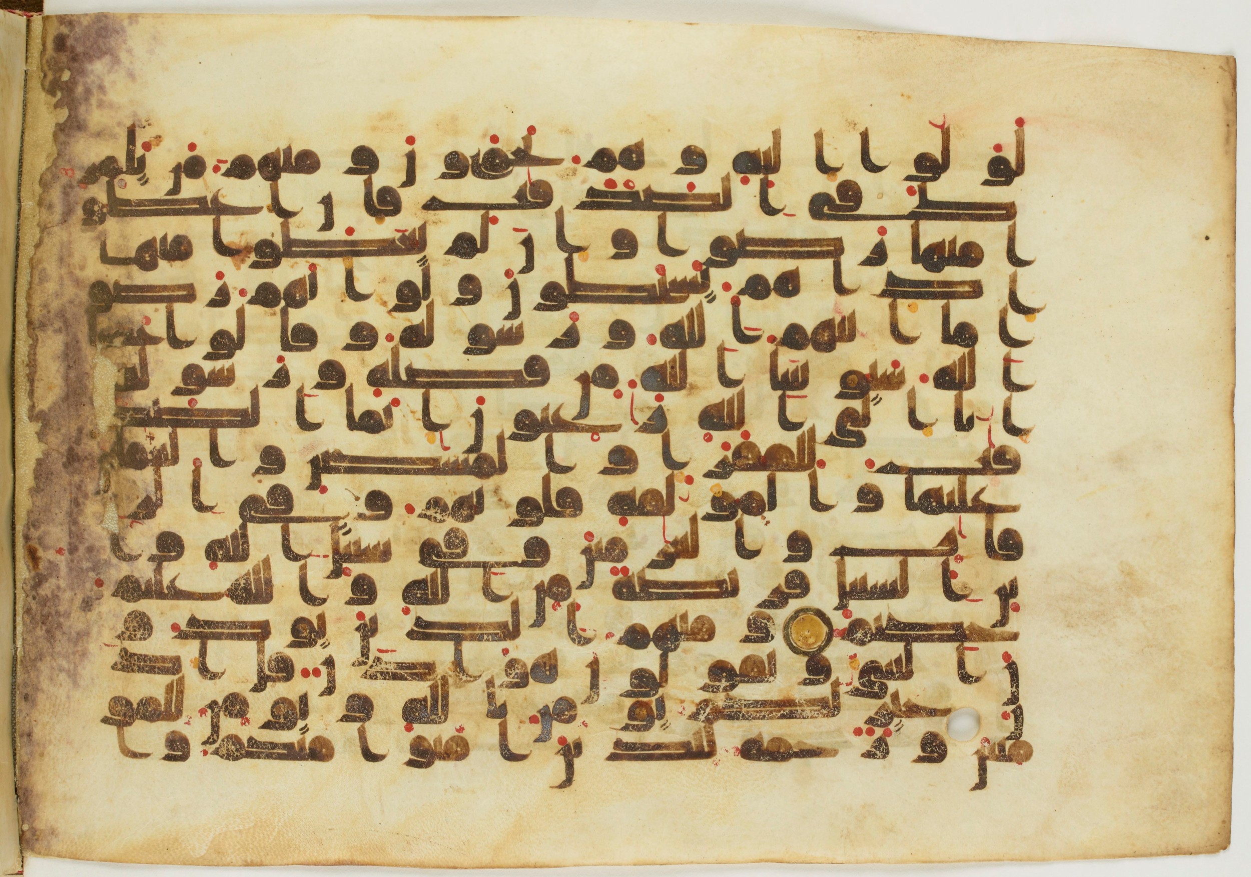 Paris, Bibliothèque nationale de France, Arabe 6982 (Scan 2), in Kufic B.II script, showing Surah 9:57 from Mid 8th to Late 9th Century AD found in Unknown (formerly in the Lyautey collection), currently housed at Bibliothèque nationale de France, Paris