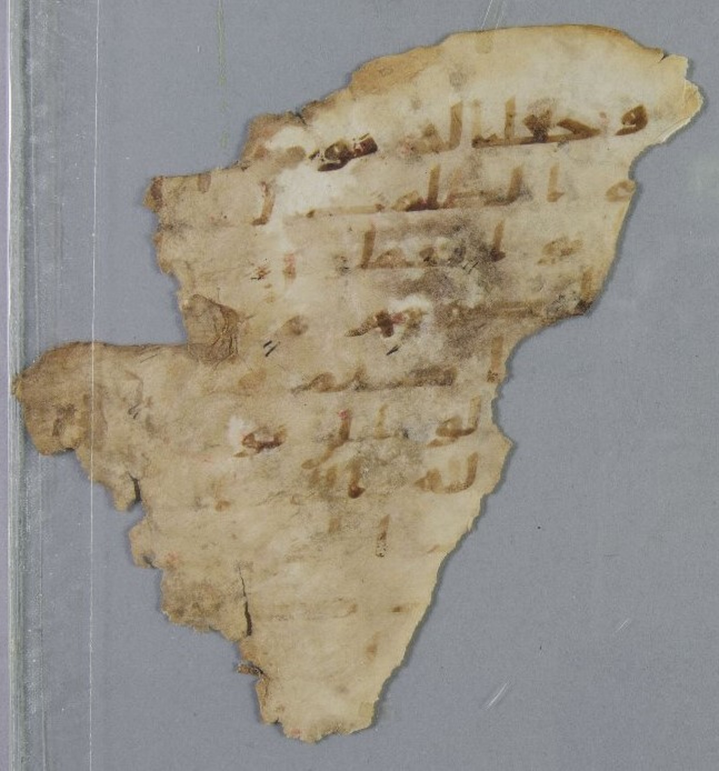 Chicago, Institute for the Study of Ancient Cultures, A 6992, in Ḥiǧāzī IV script, showing Surah 6:124 from 8th Century AD found in Egypt, currently housed at Institute for the Study of Ancient Cultures, Chicago