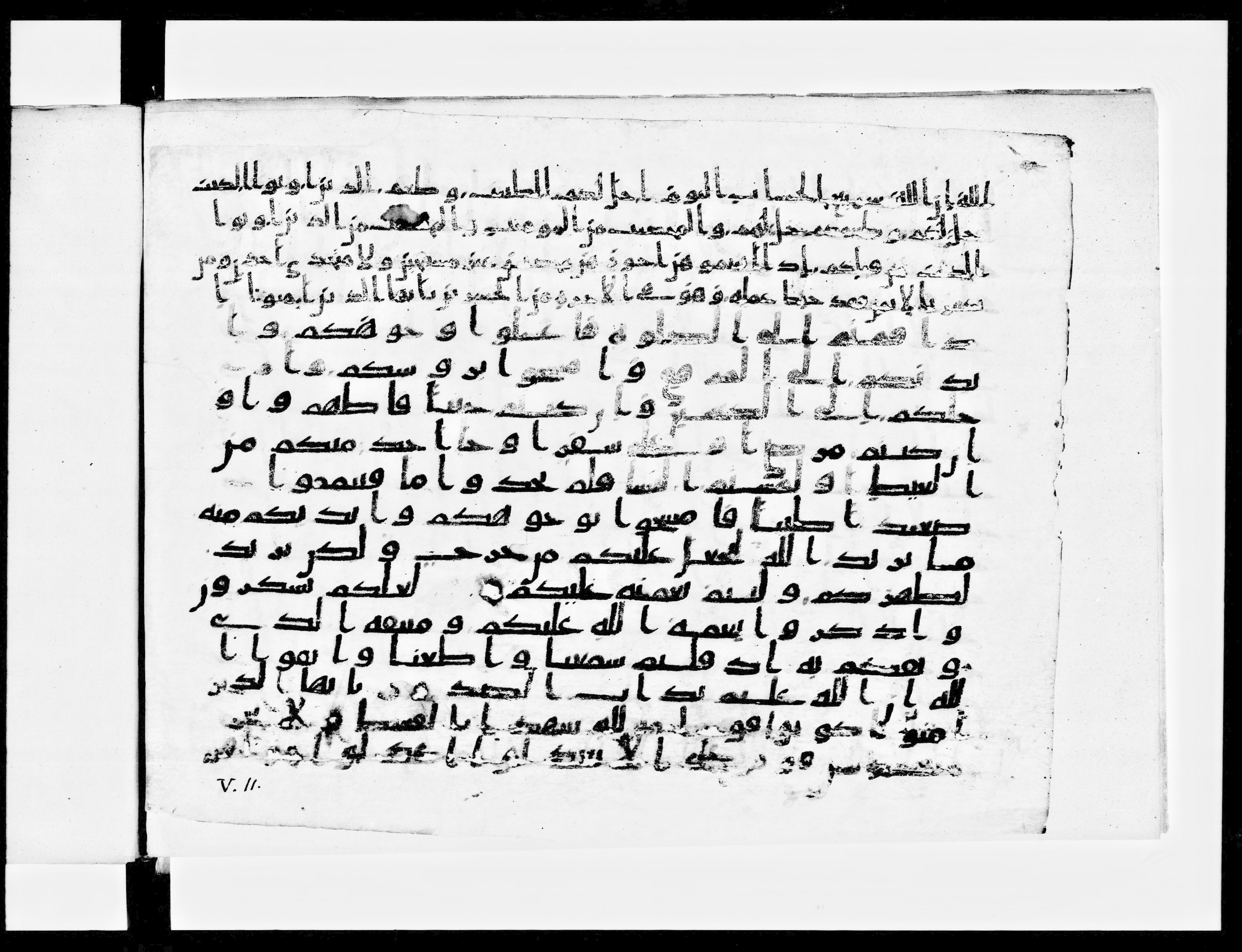Paris, Bibliothèque nationale de France, Arabe 334 (a) (Scan 1), in Kufic C I b (with Hijazi tendencies) script, showing Surah 5:7 from 8th to 9th Century AD found in Fustat (Old Cairo), Egypt, currently housed at Bibliothèque nationale de France, Paris