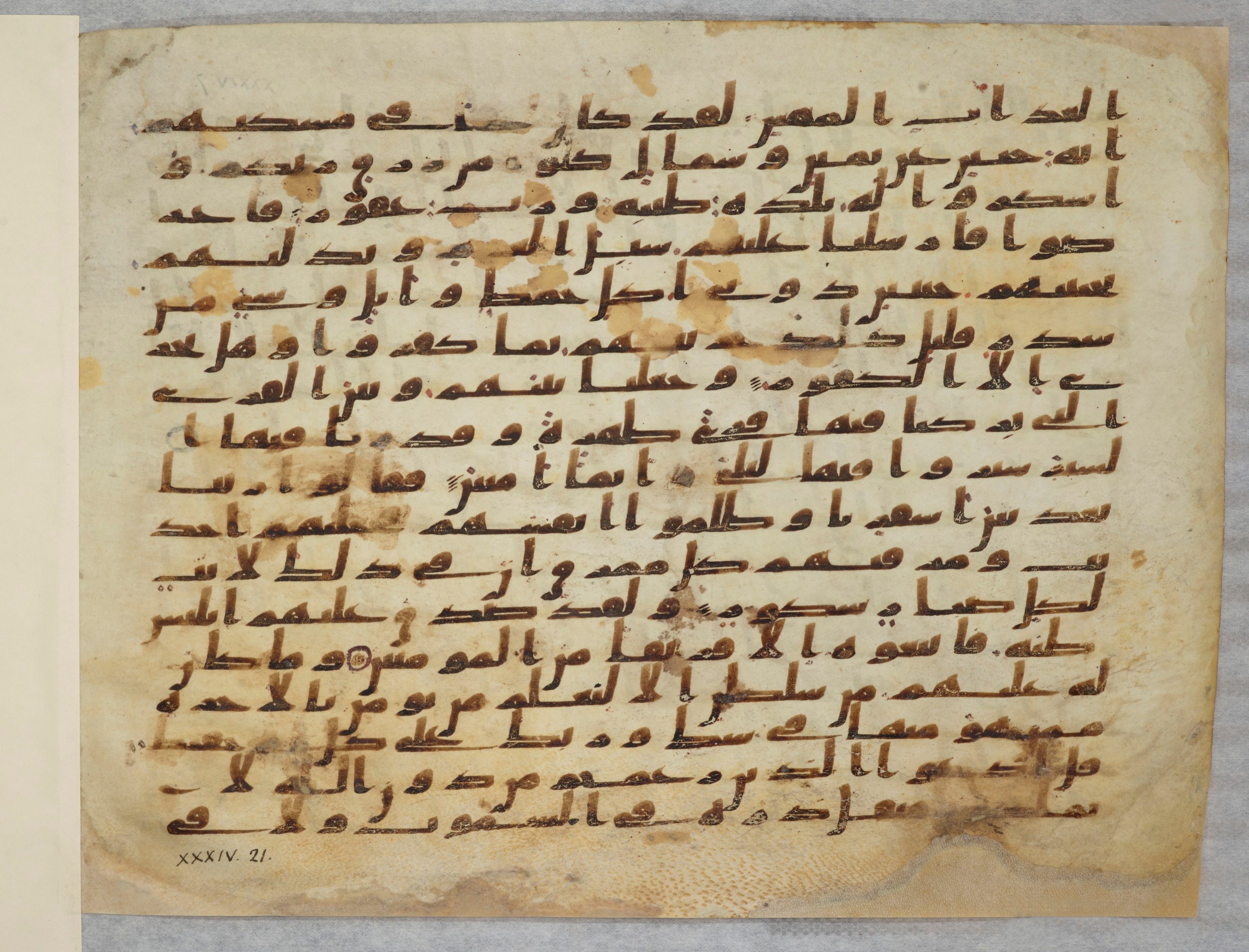 Paris, Bibliothèque nationale de France, Arabe 334 (a) (Scan 2), in Kufic C I b (with Hijazi tendencies) script, showing Surah 34:22 from 8th to 9th Century AD found in Fustat (Old Cairo), Egypt, currently housed at Bibliothèque nationale de France, Paris