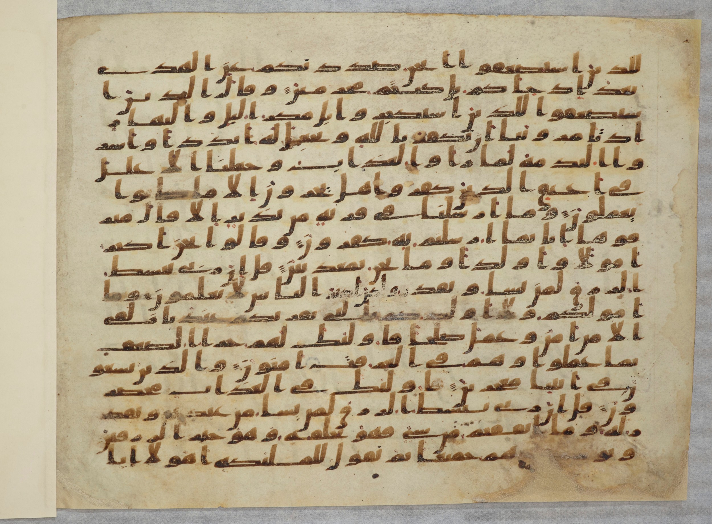 Paris, Bibliothèque nationale de France, Arabe 334 (a) (Scan 2), in Kufic C I b (with Hijazi tendencies) script, showing Surah 34:33 from 8th to 9th Century AD found in Fustat (Old Cairo), Egypt, currently housed at Bibliothèque nationale de France, Paris