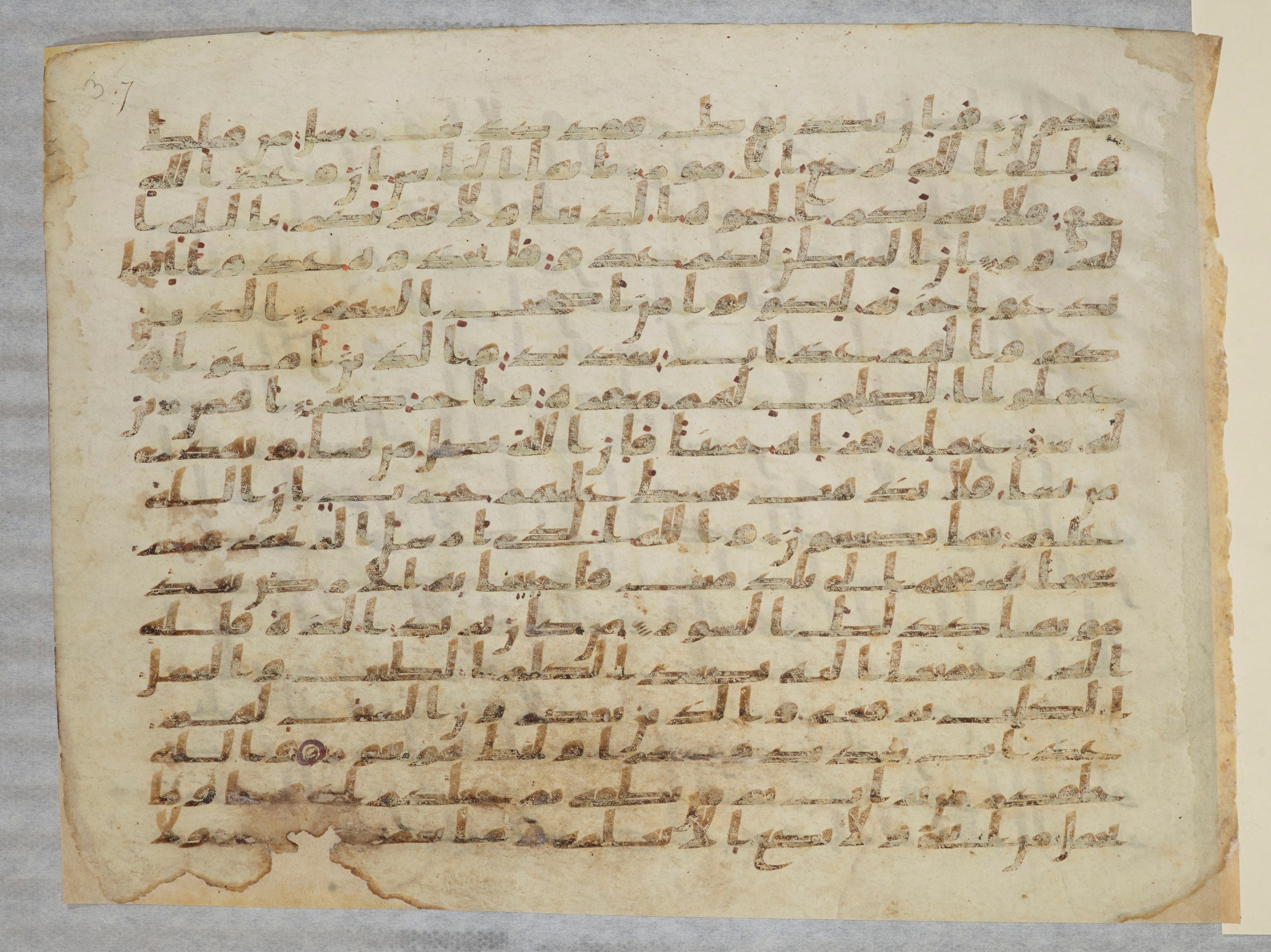 Paris, Bibliothèque nationale de France, Arabe 334 (a) (Scan 2), in Kufic C I b (with Hijazi tendencies) script, showing Surah 35:4 from 8th to 9th Century AD found in Fustat (Old Cairo), Egypt, currently housed at Bibliothèque nationale de France, Paris