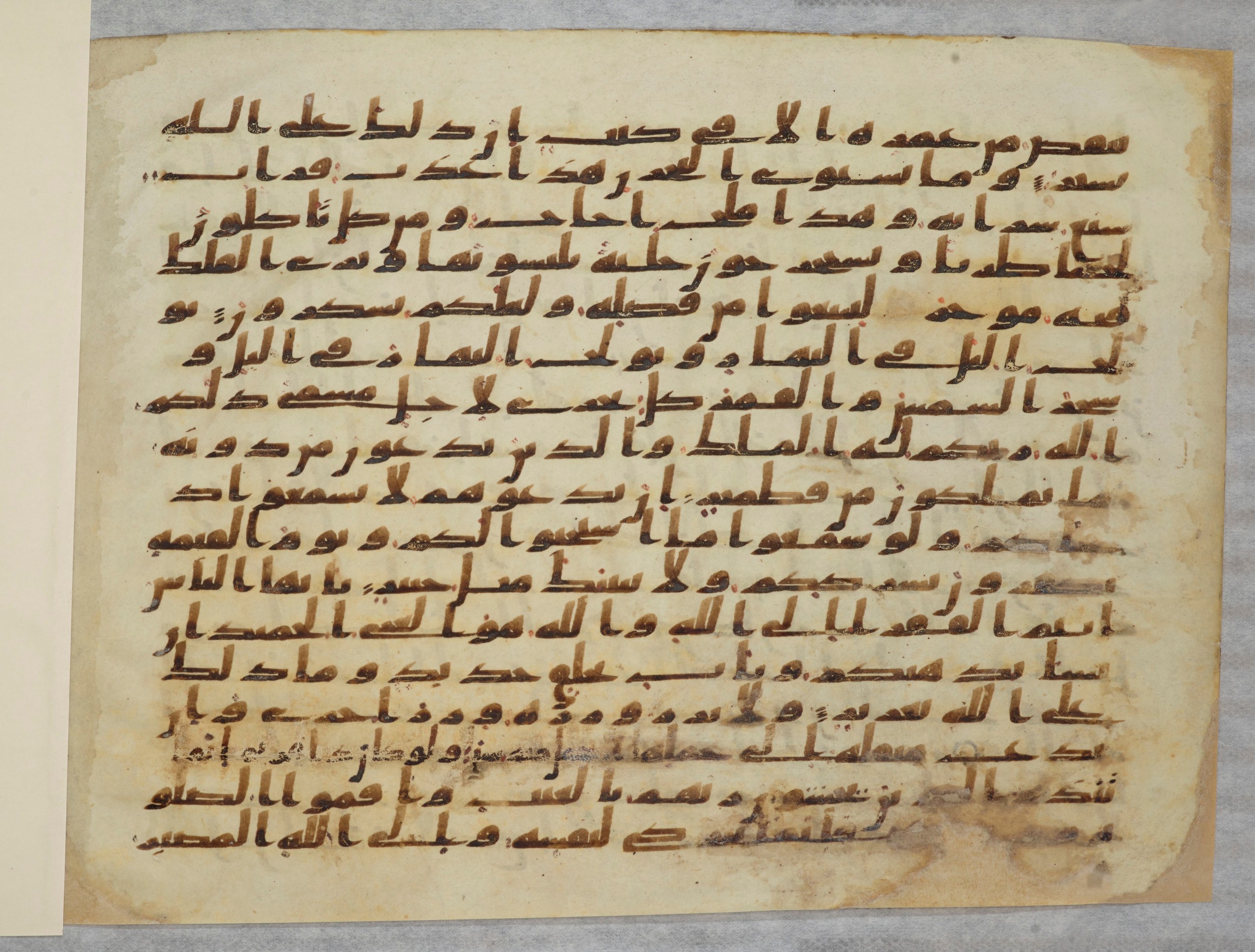 Paris, Bibliothèque nationale de France, Arabe 334 (a) (Scan 2), in Kufic C I b (with Hijazi tendencies) script, showing Surah 35:16 from 8th to 9th Century AD found in Fustat (Old Cairo), Egypt, currently housed at Bibliothèque nationale de France, Paris