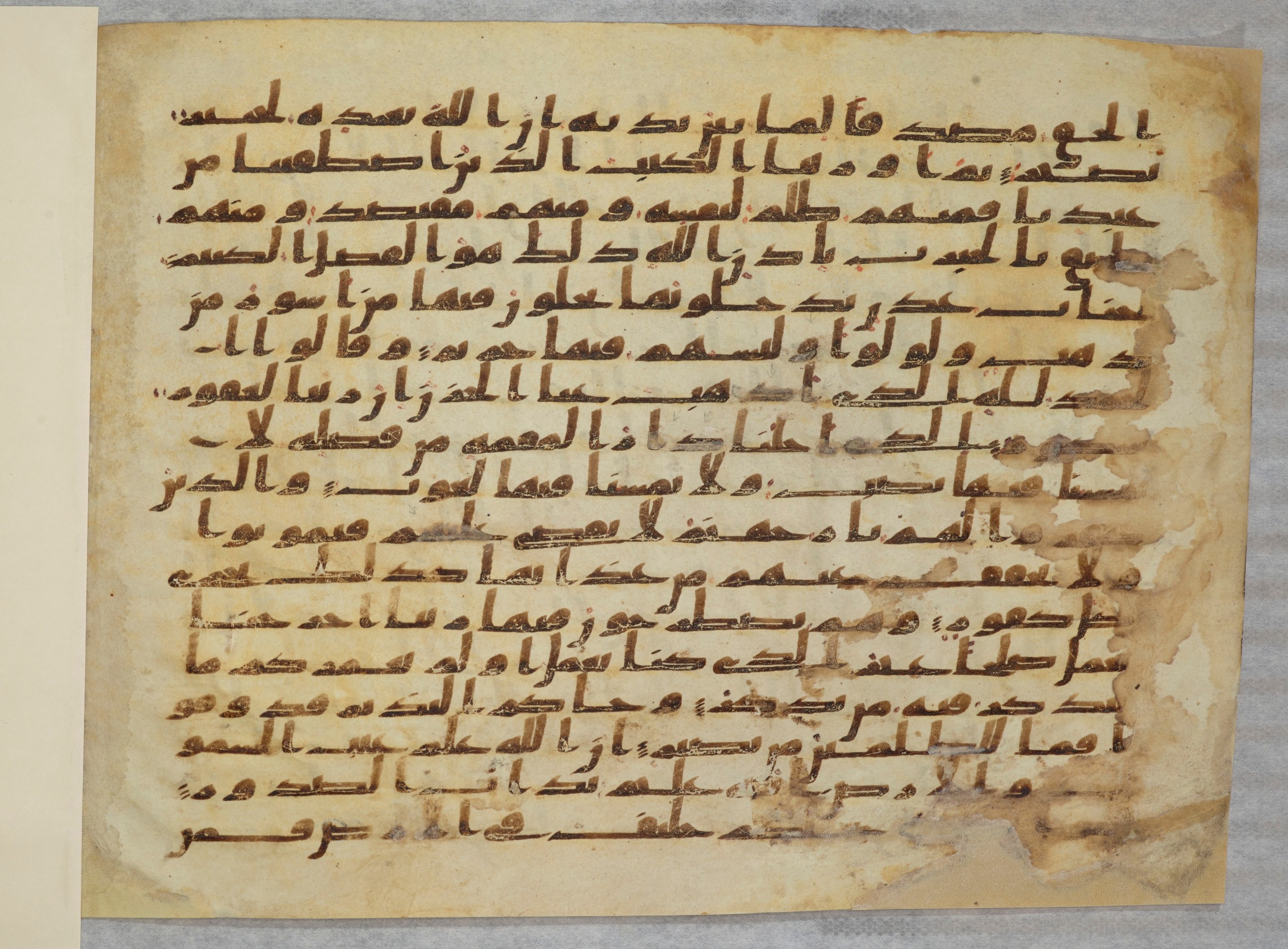 Paris, Bibliothèque nationale de France, Arabe 334 (a) (Scan 2), in Kufic C I b (with Hijazi tendencies) script, showing Surah 35:39 from 8th to 9th Century AD found in Fustat (Old Cairo), Egypt, currently housed at Bibliothèque nationale de France, Paris