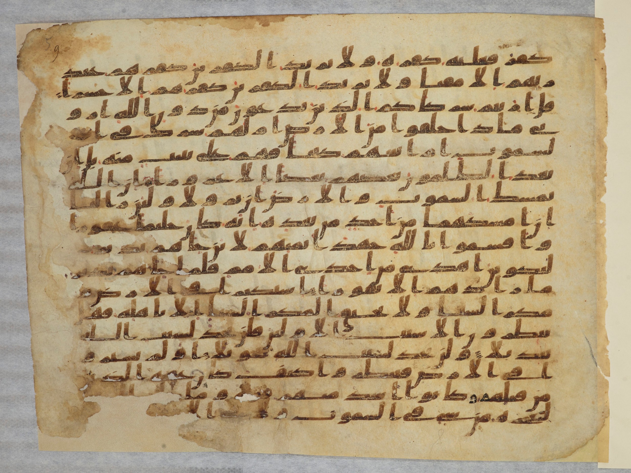 Paris, Bibliothèque nationale de France, Arabe 334 (a) (Scan 4), in Kufic C I b (with Hijazi tendencies) script, showing Surah 35:39 from 8th to 9th Century AD found in Fustat (Old Cairo), Egypt, currently housed at Bibliothèque nationale de France, Paris