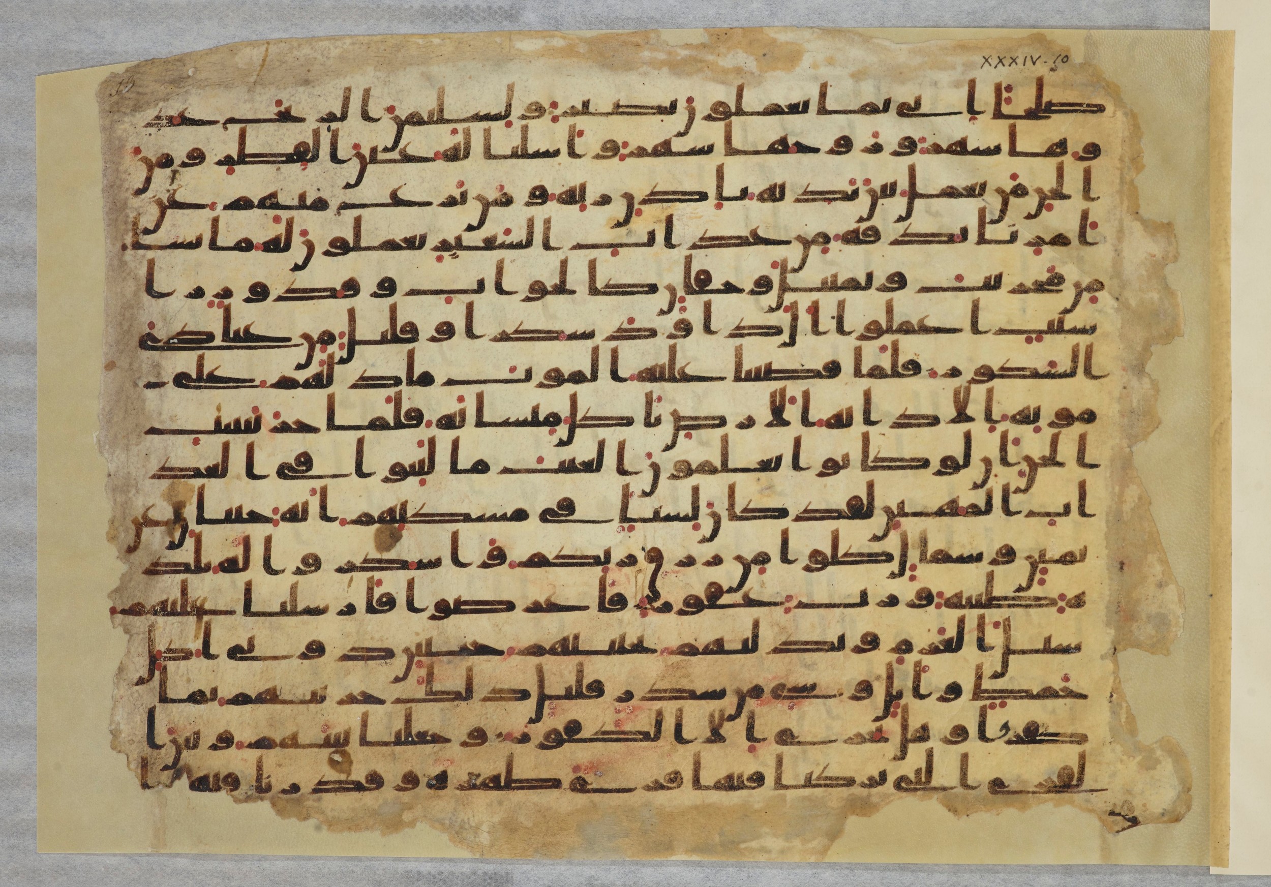 Paris, Bibliothèque nationale de France, Arabe 334 (b) (Scan 2), in Kūfī C.Ib script, showing Surah 34:16 from 8th to 9th Century AD found in al-Fusṭāṭ, Egypt, currently housed at Bibliothèque nationale de France, Paris