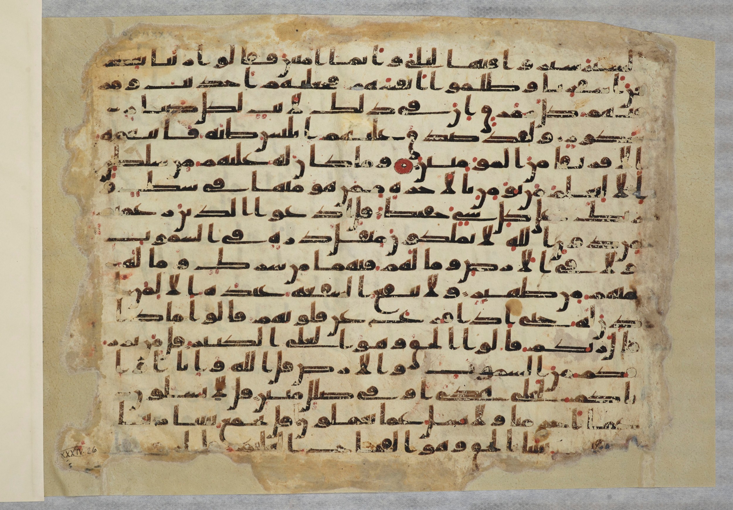Paris, Bibliothèque nationale de France, Arabe 334 (b) (Scan 2), in Kūfī C.Ib script, showing Surah 34:22 from 8th to 9th Century AD found in al-Fusṭāṭ, Egypt, currently housed at Bibliothèque nationale de France, Paris