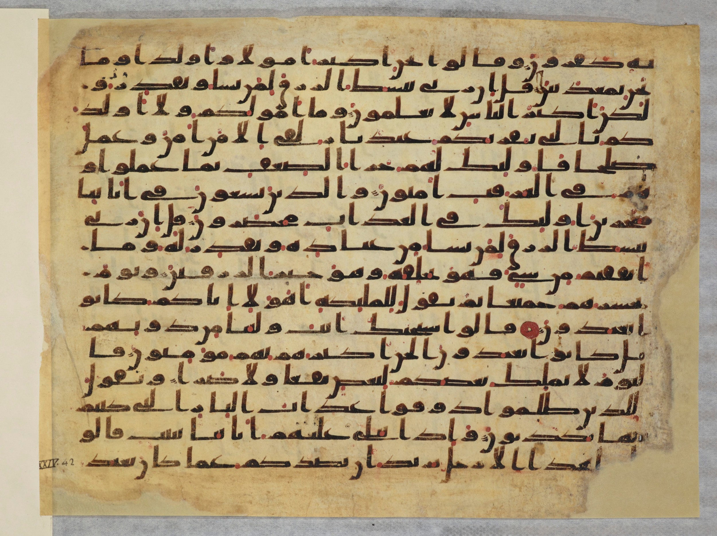 Paris, Bibliothèque nationale de France, Arabe 334 (b) (Scan 2), in Kūfī C.Ib script, showing Surah 34:40 from 8th to 9th Century AD found in al-Fusṭāṭ, Egypt, currently housed at Bibliothèque nationale de France, Paris