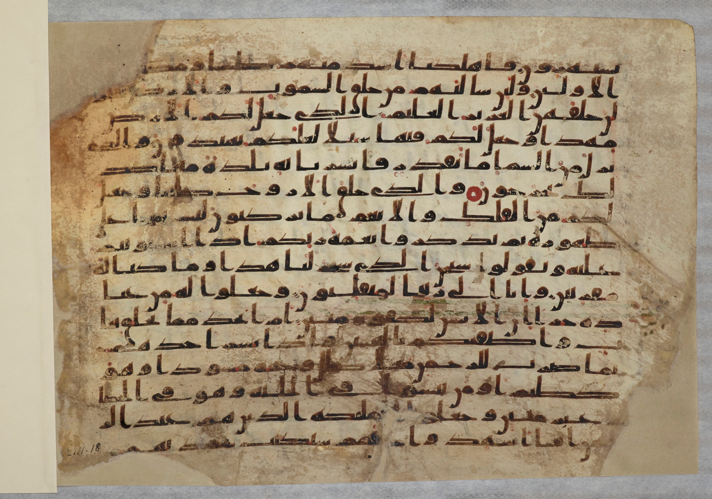 Paris, Bibliothèque nationale de France, Arabe 334 (b) (Scan 2), in Kūfī C.Ib script, showing Surah 43:13 from 8th to 9th Century AD found in al-Fusṭāṭ, Egypt, currently housed at Bibliothèque nationale de France, Paris
