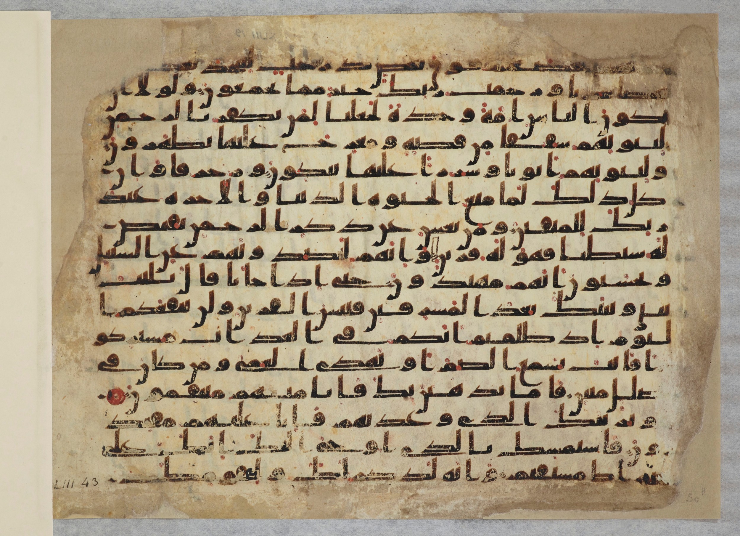 Paris, Bibliothèque nationale de France, Arabe 334 (b) (Scan 2), in Kūfī C.Ib script, showing Surah 43:39 from 8th to 9th Century AD found in al-Fusṭāṭ, Egypt, currently housed at Bibliothèque nationale de France, Paris