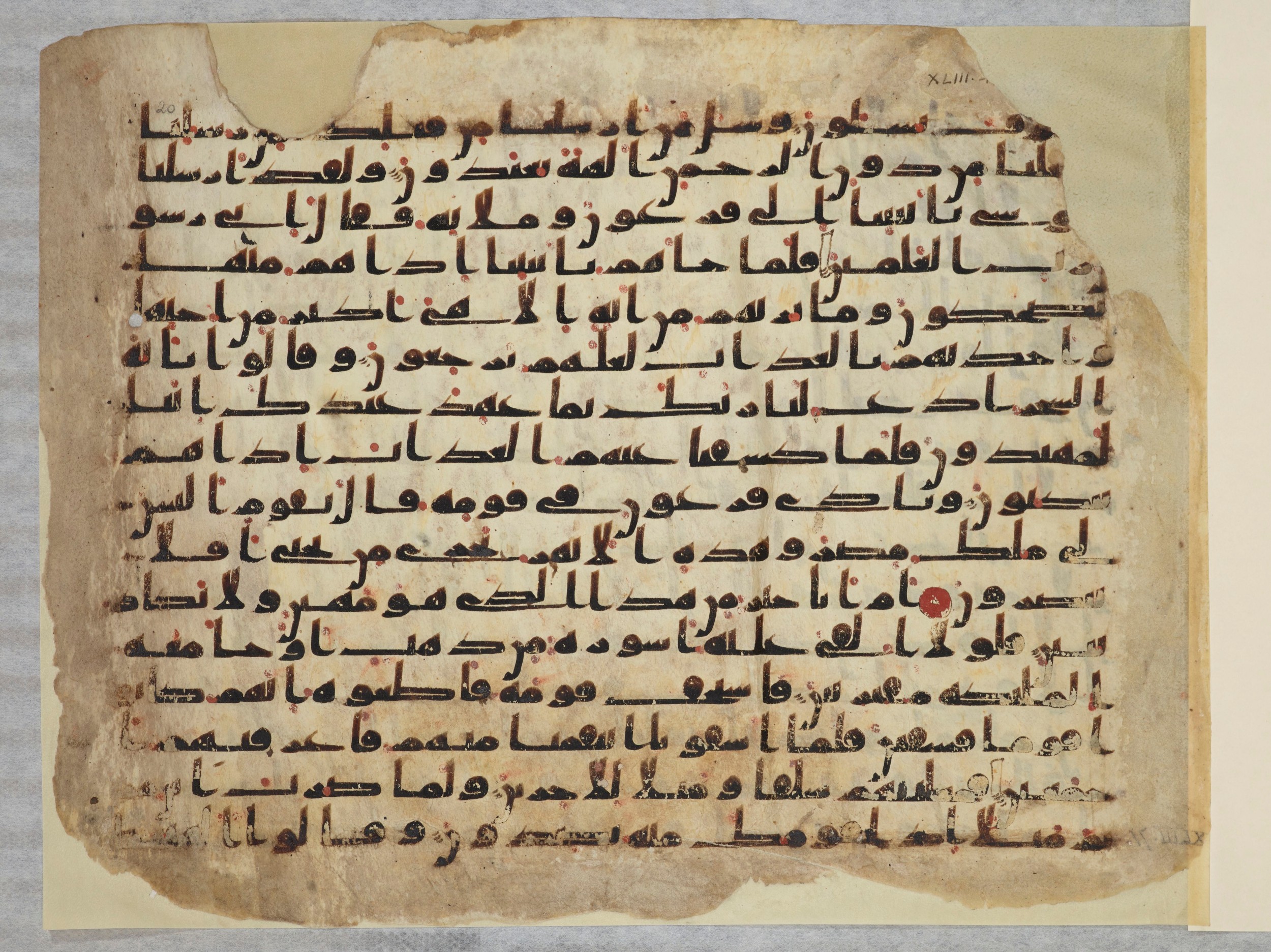 Paris, Bibliothèque nationale de France, Arabe 334 (b) (Scan 2), in Kūfī C.Ib script, showing Surah 43:49 from 8th to 9th Century AD found in al-Fusṭāṭ, Egypt, currently housed at Bibliothèque nationale de France, Paris