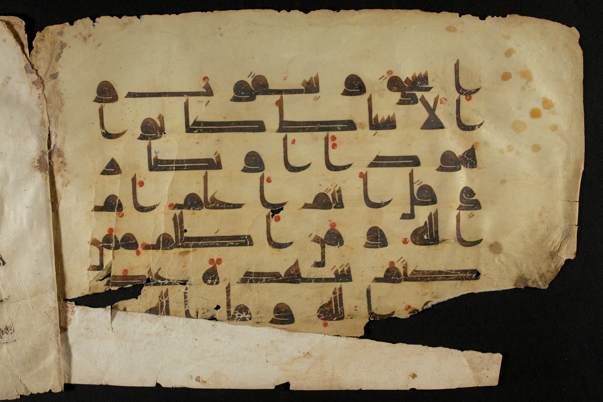 Berlin, Staatsbibliothek zu Berlin, Ms. or. quart. 1208 (I) (Scan 2), in kūfī D.I script, showing Surah 2:140 from Late 8th / Early 9th Century AD found in Damascus, Syria, currently housed at Staatsbibliothek zu Berlin, Berlin, Germany